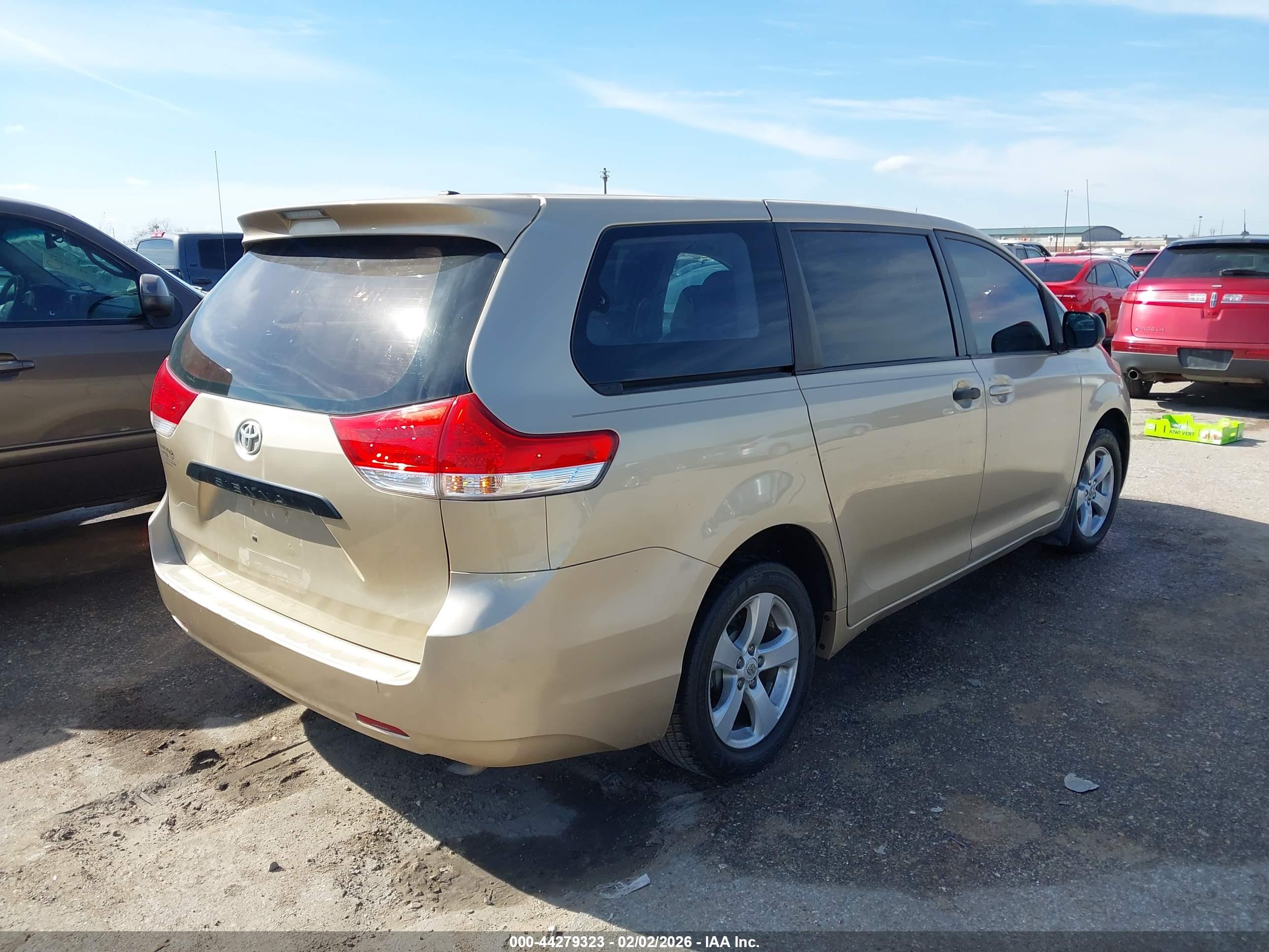 TOYOTA SIENNA image 4