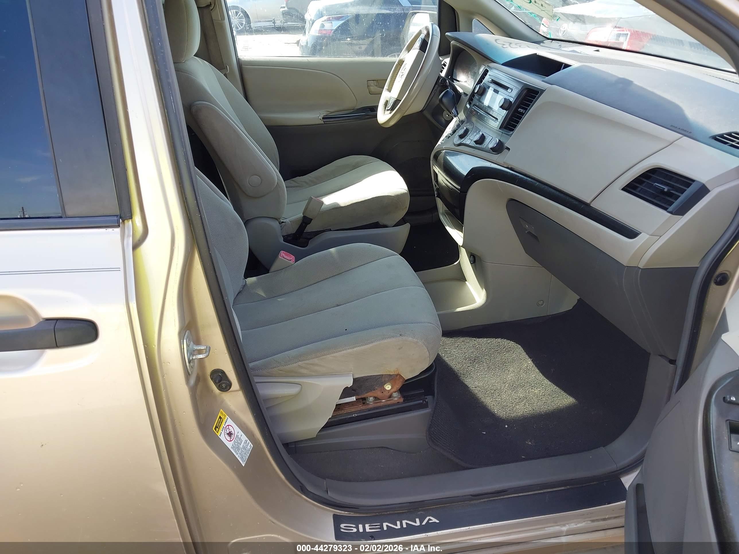 TOYOTA SIENNA image 5