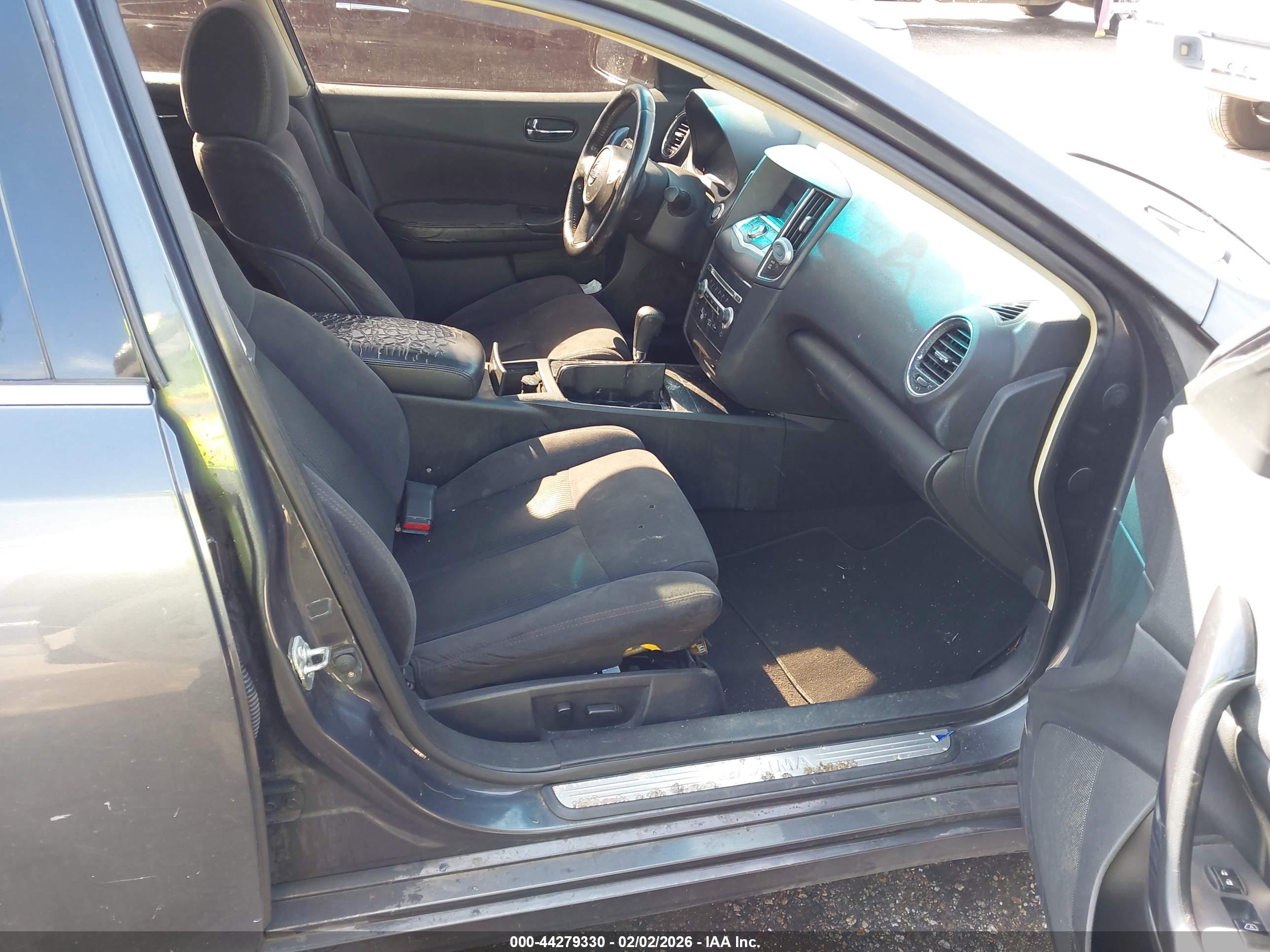 NISSAN MAXIMA image 5