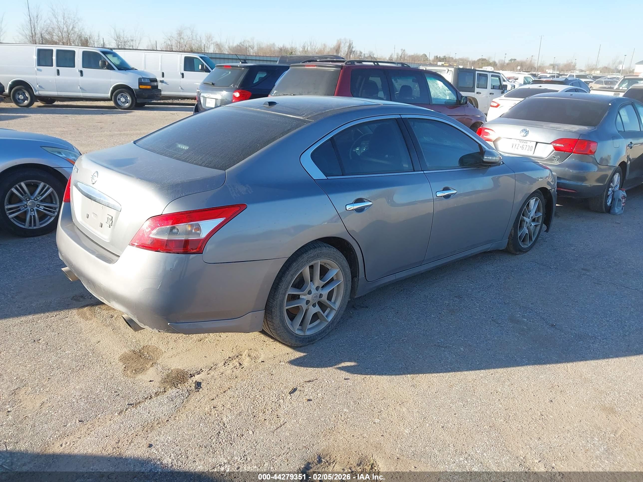 NISSAN MAXIMA image 4
