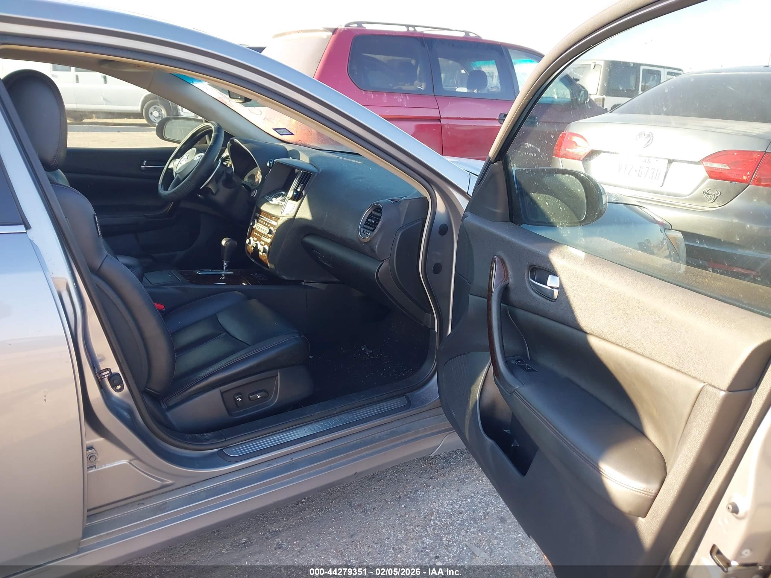 NISSAN MAXIMA image 5