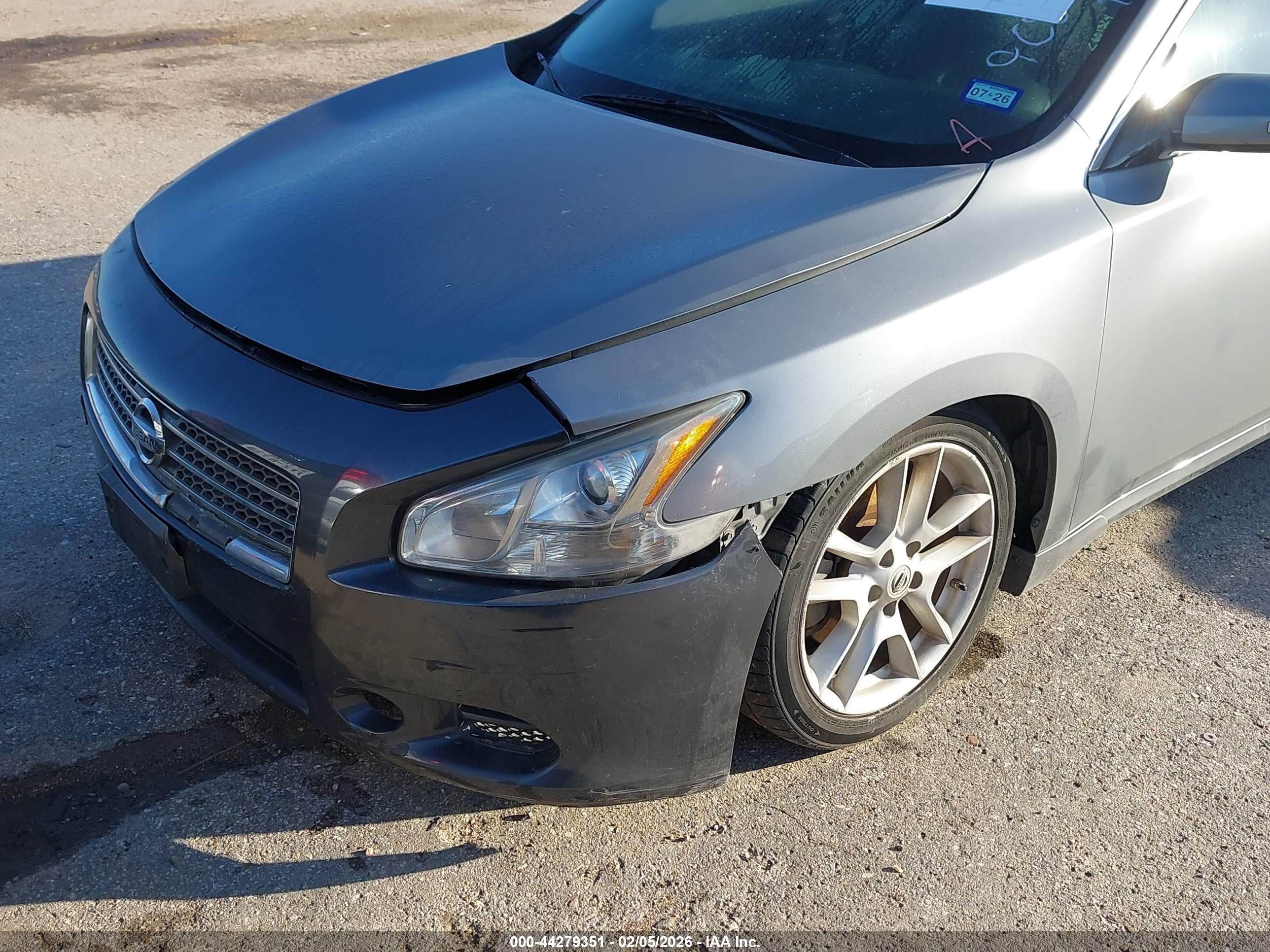 NISSAN MAXIMA image 6
