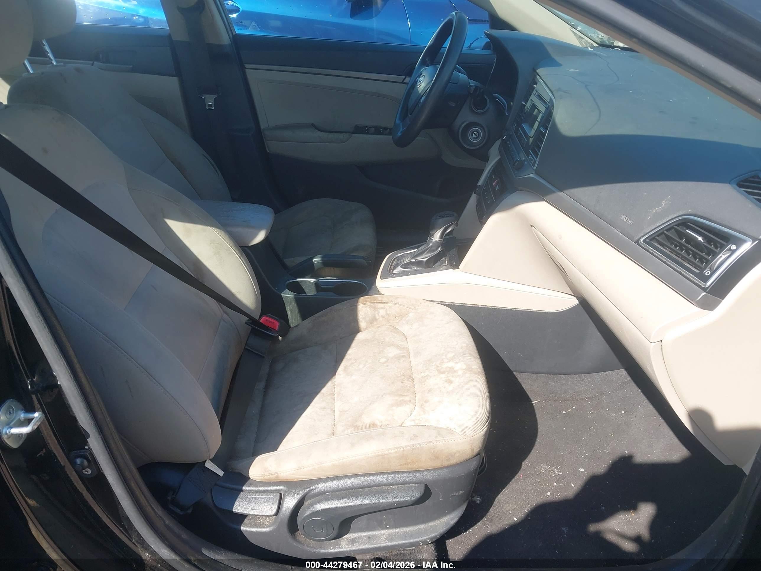 HYUNDAI ELANTRA image 5