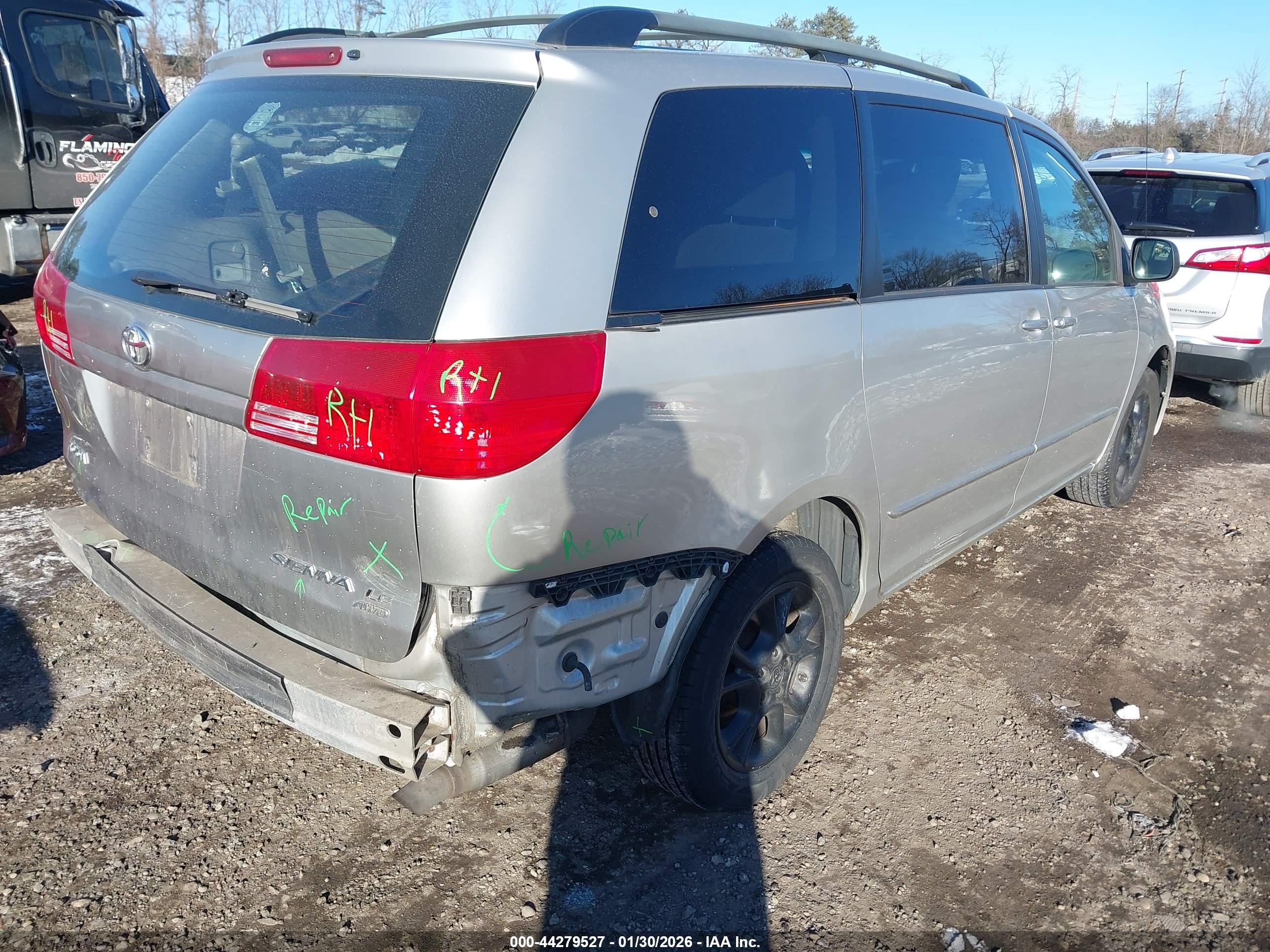 TOYOTA SIENNA image 4