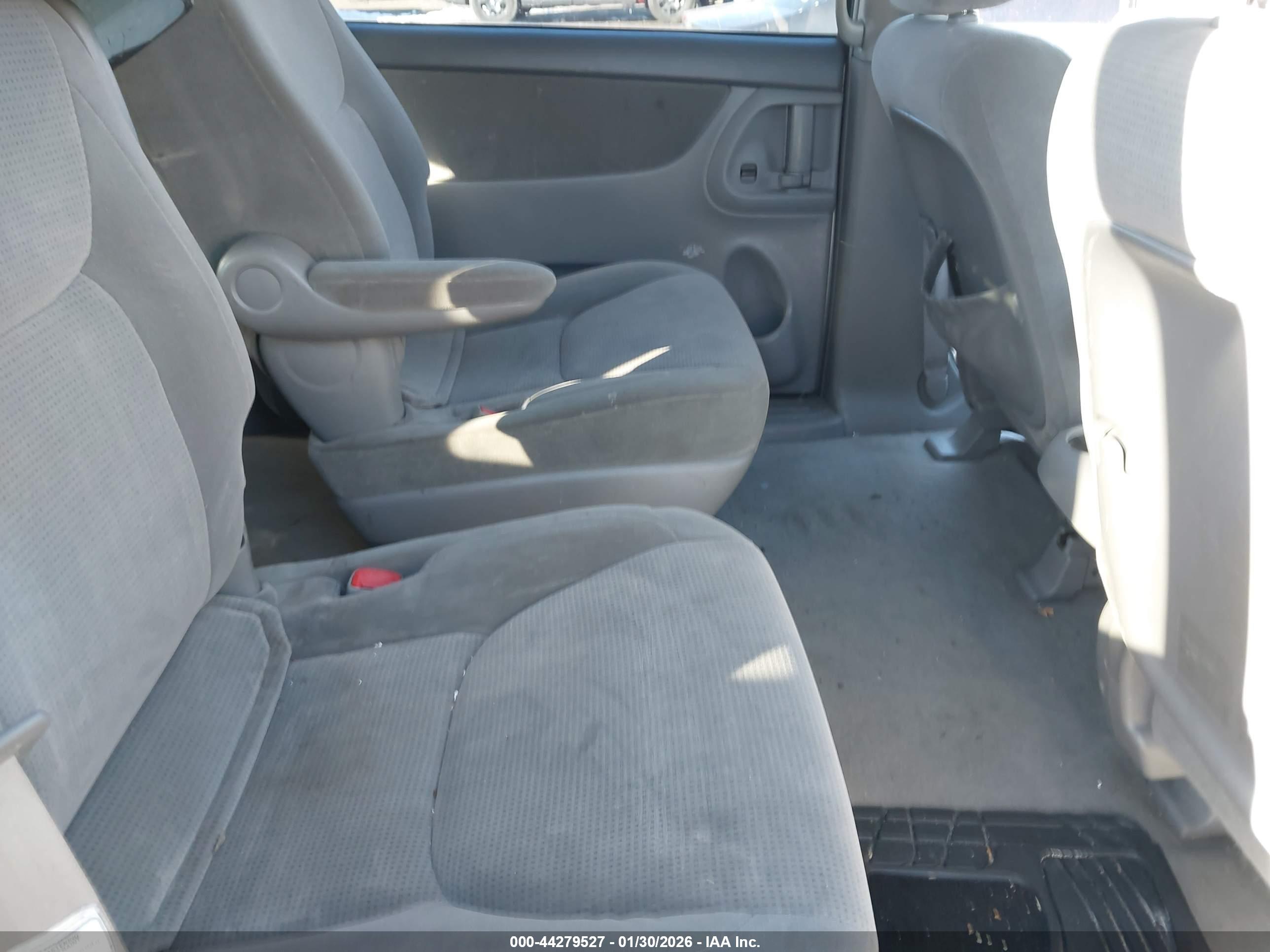 TOYOTA SIENNA image 8