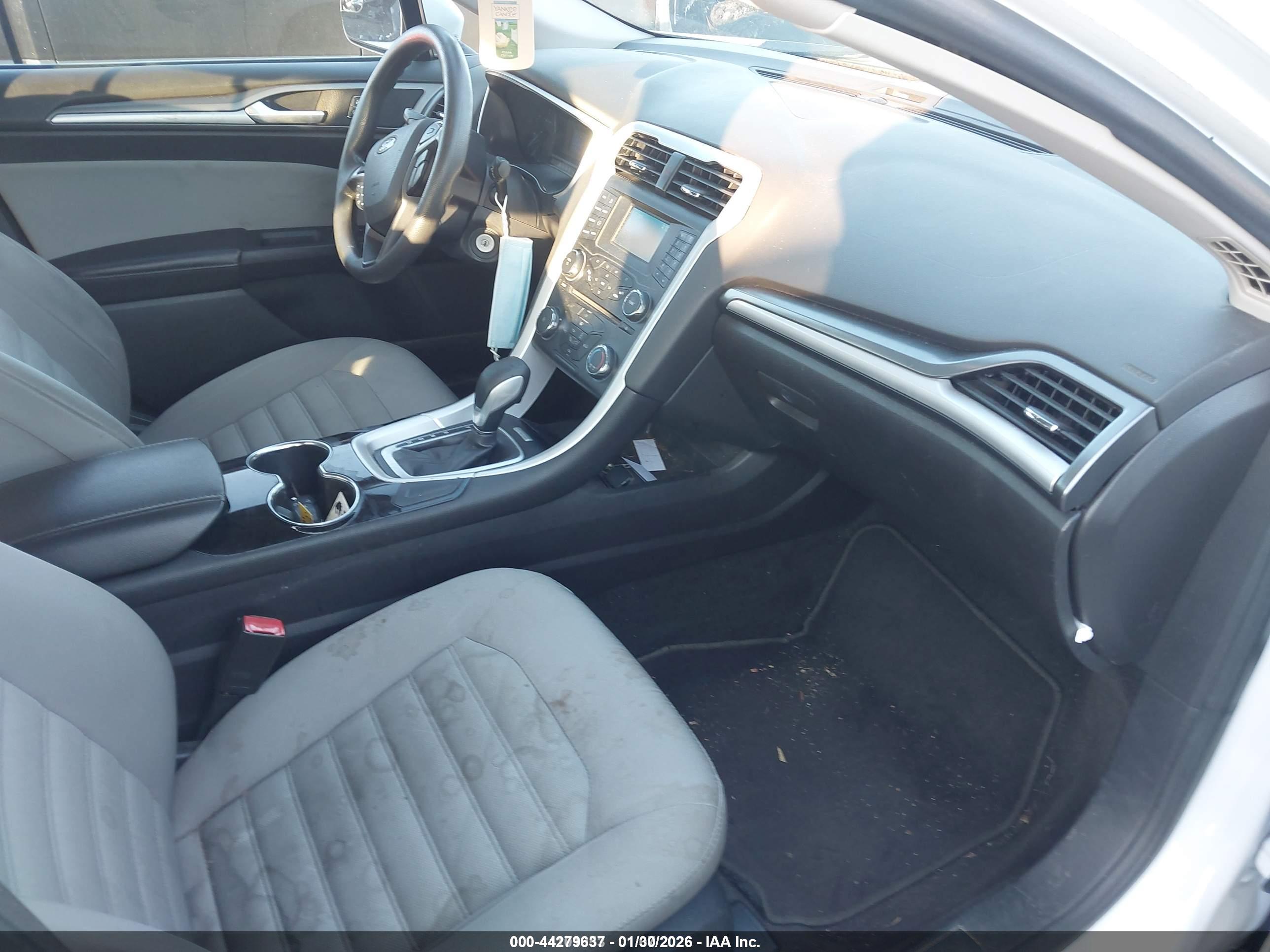 FORD FUSION image 5