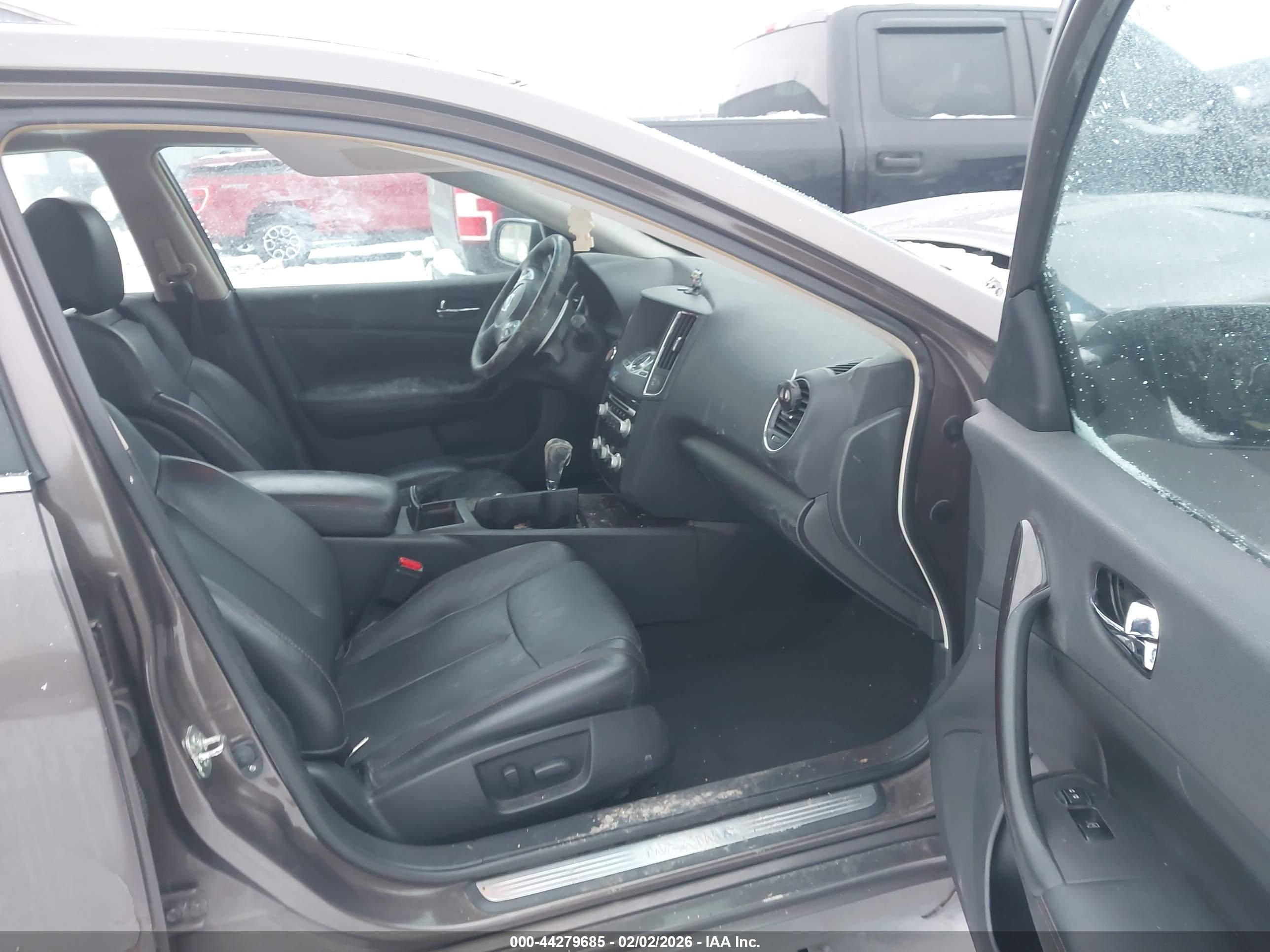 NISSAN MAXIMA image 5