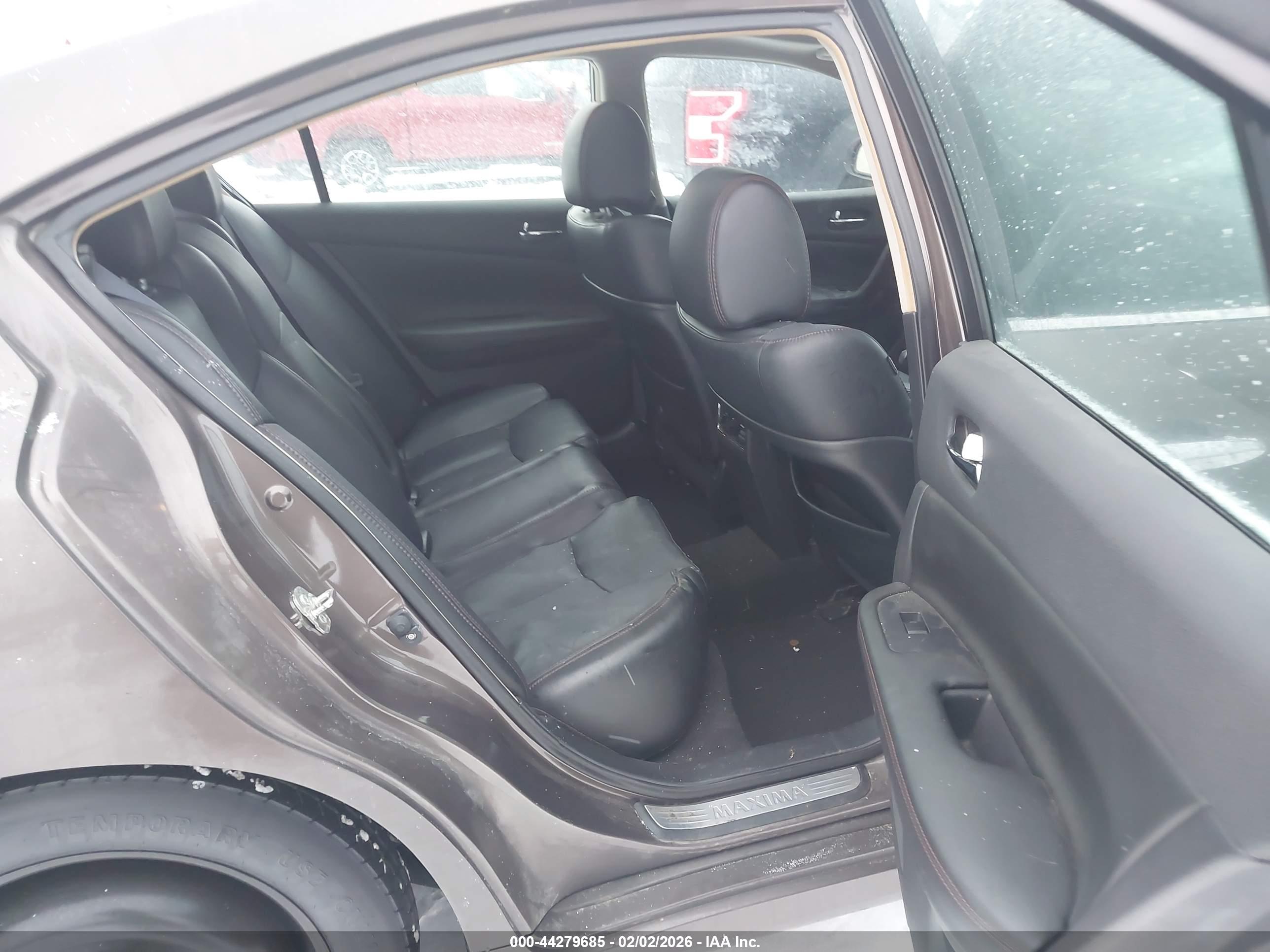 NISSAN MAXIMA image 8