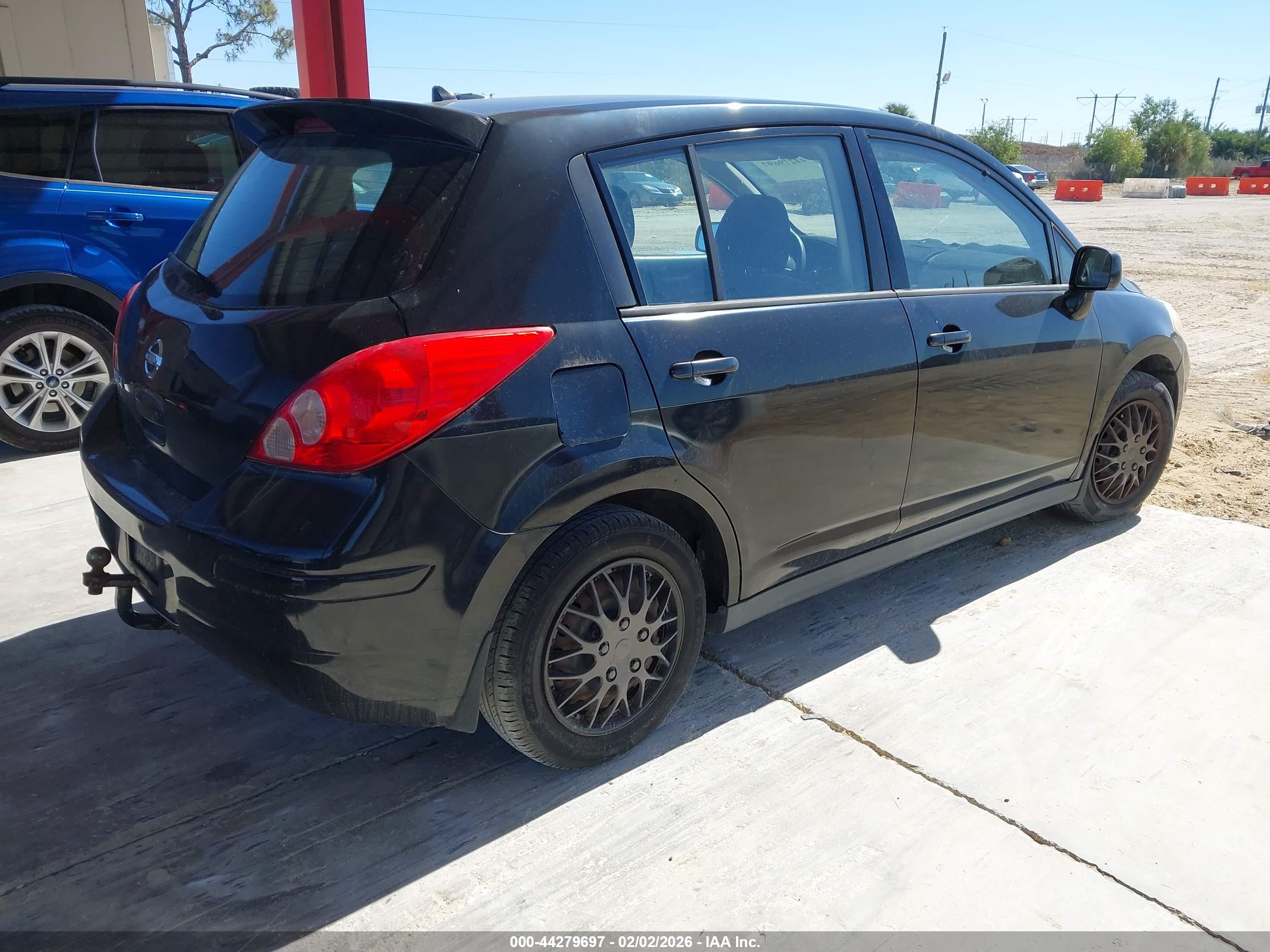 NISSAN VERSA image 4