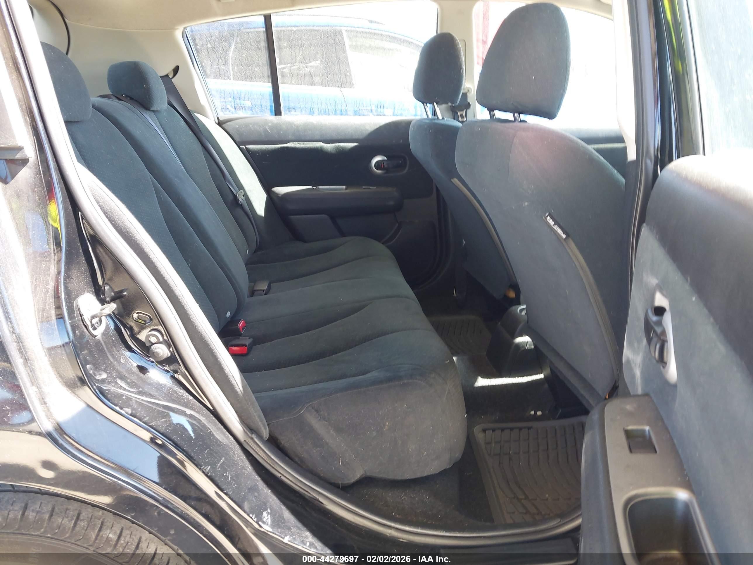 NISSAN VERSA image 8