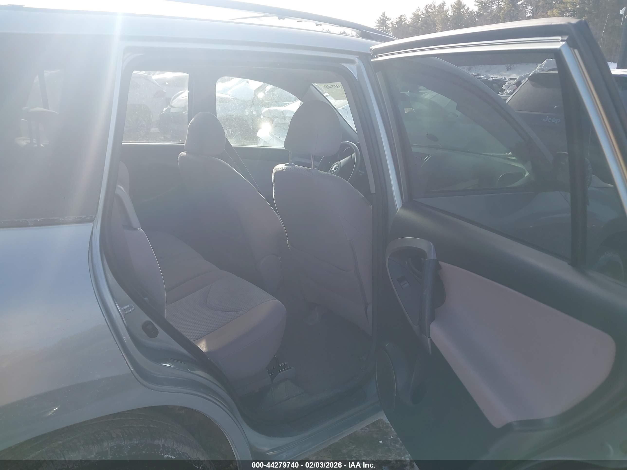 TOYOTA RAV4 image 8