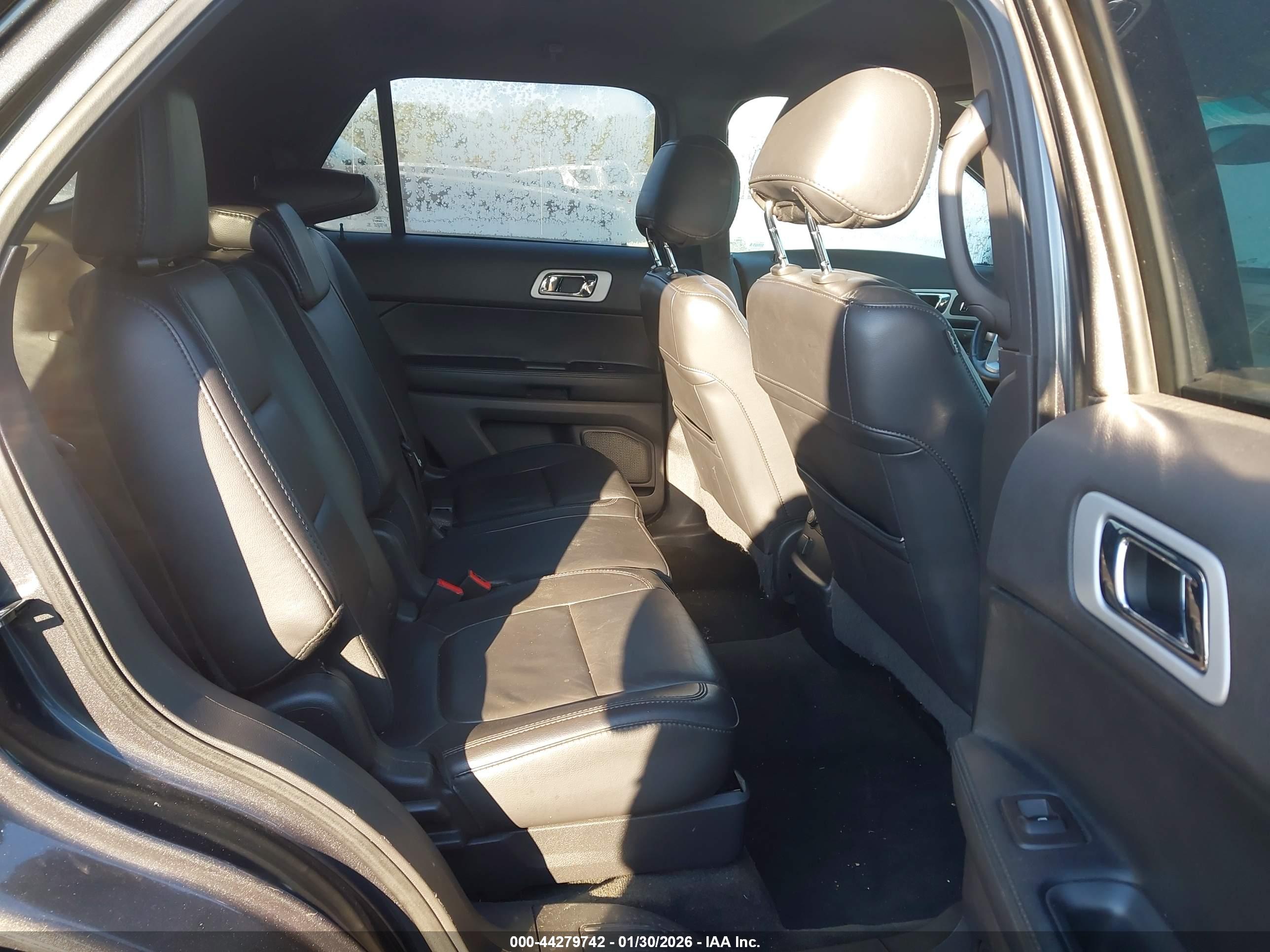FORD EXPLORER image 8