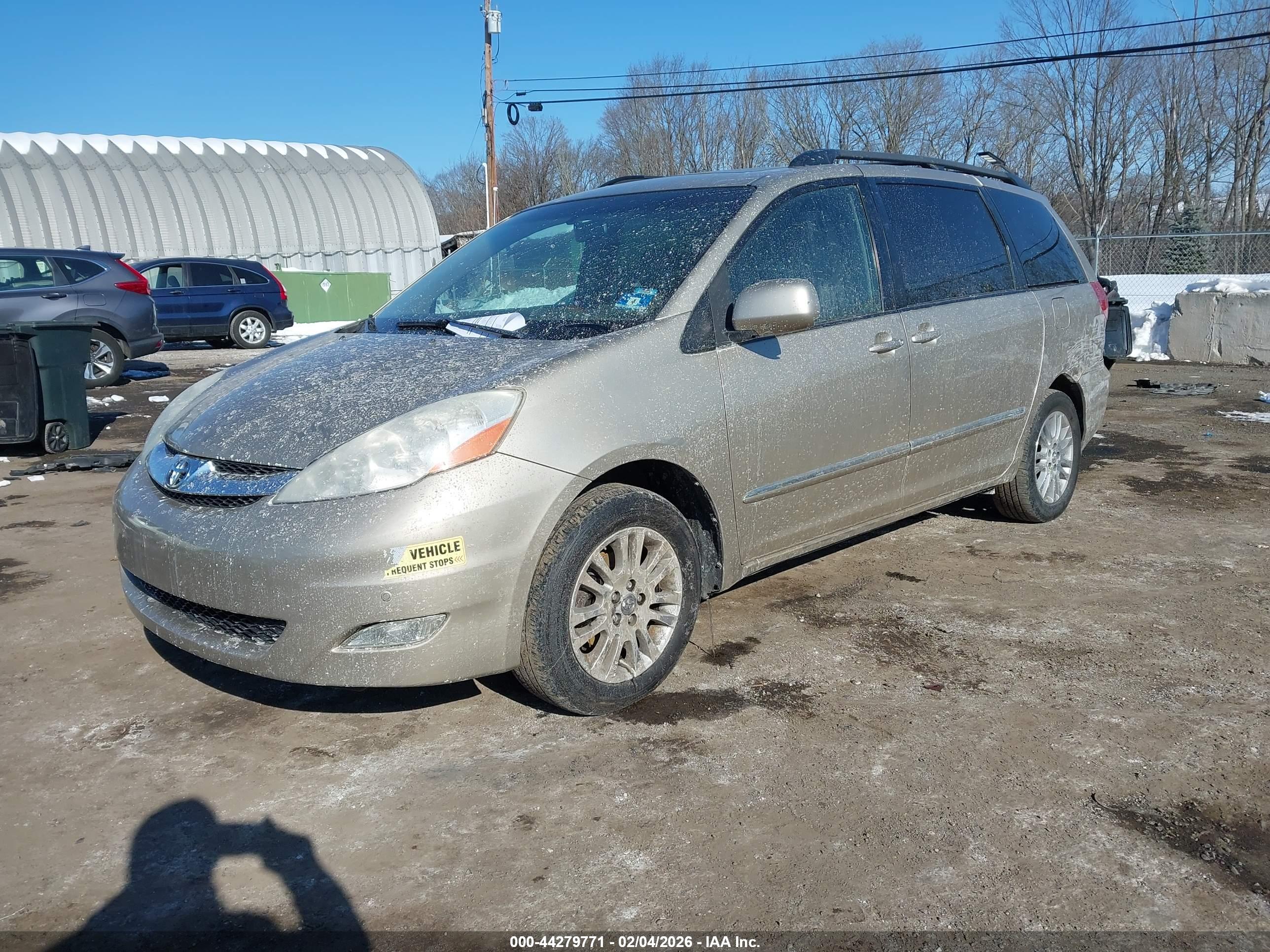 TOYOTA SIENNA image 2
