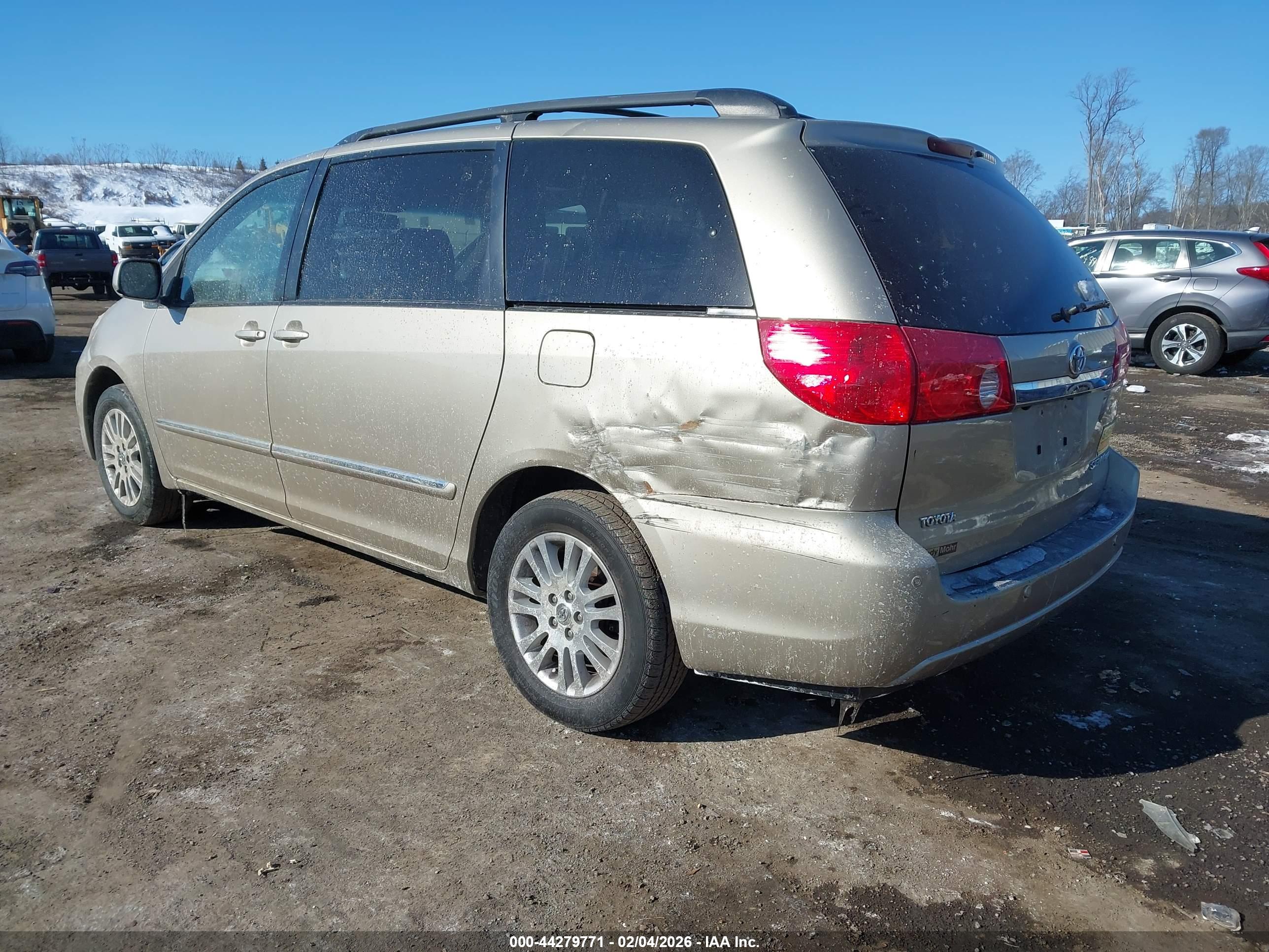 TOYOTA SIENNA image 3