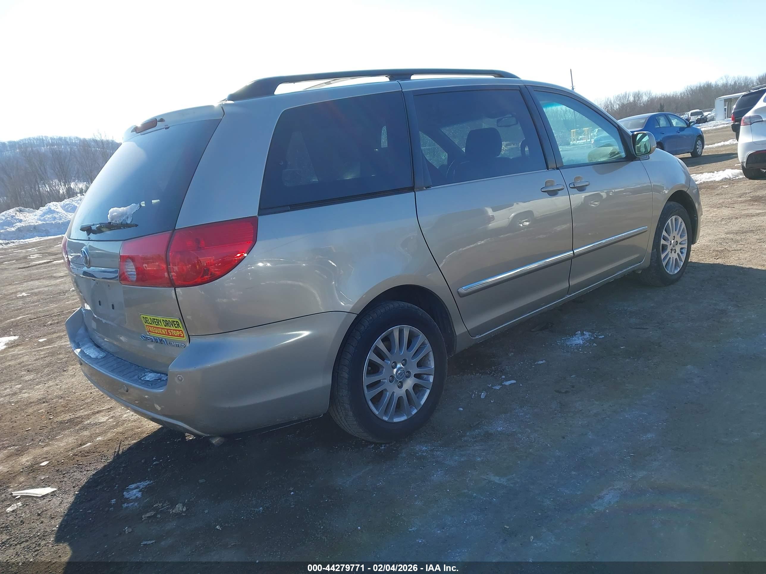 TOYOTA SIENNA image 4