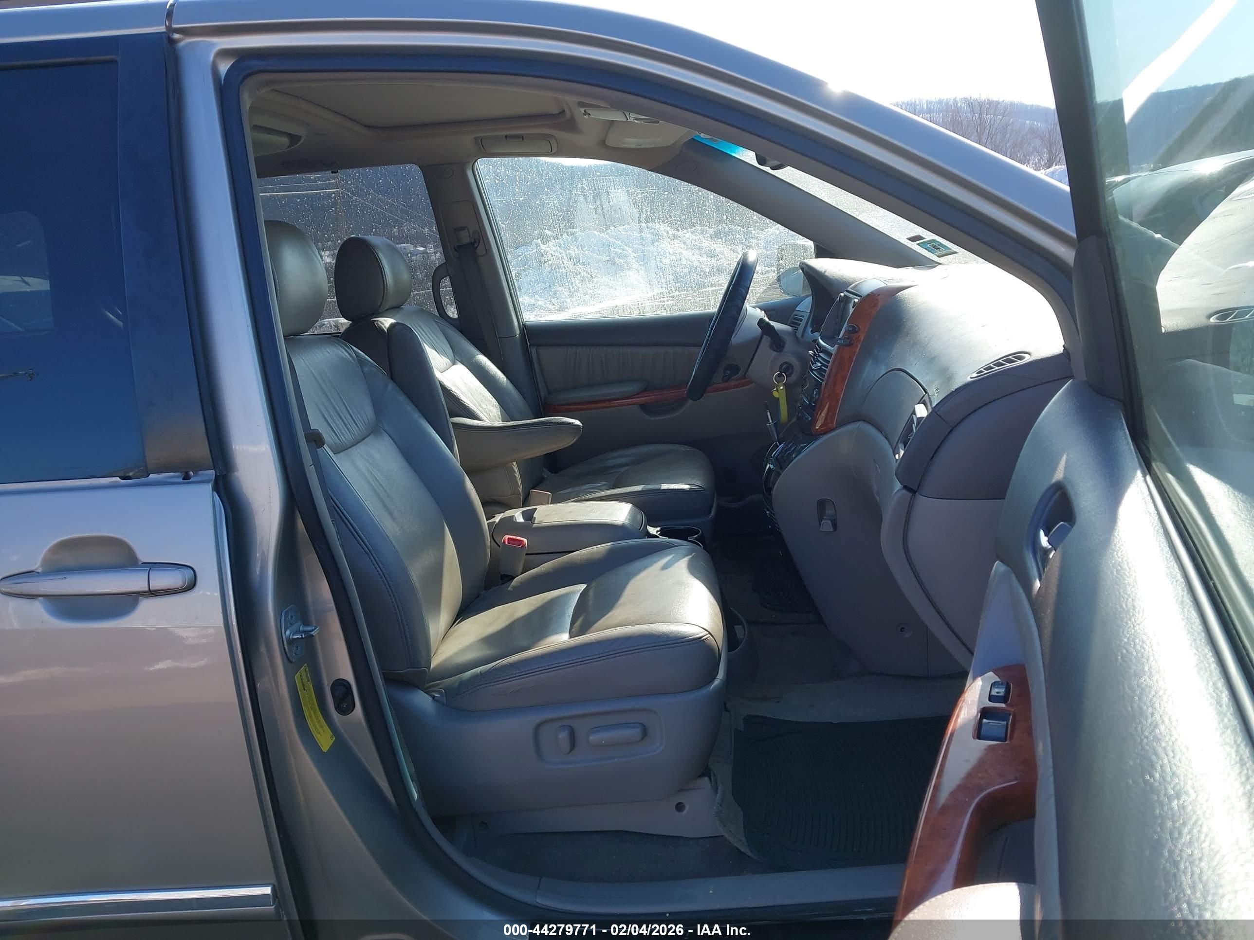 TOYOTA SIENNA image 5