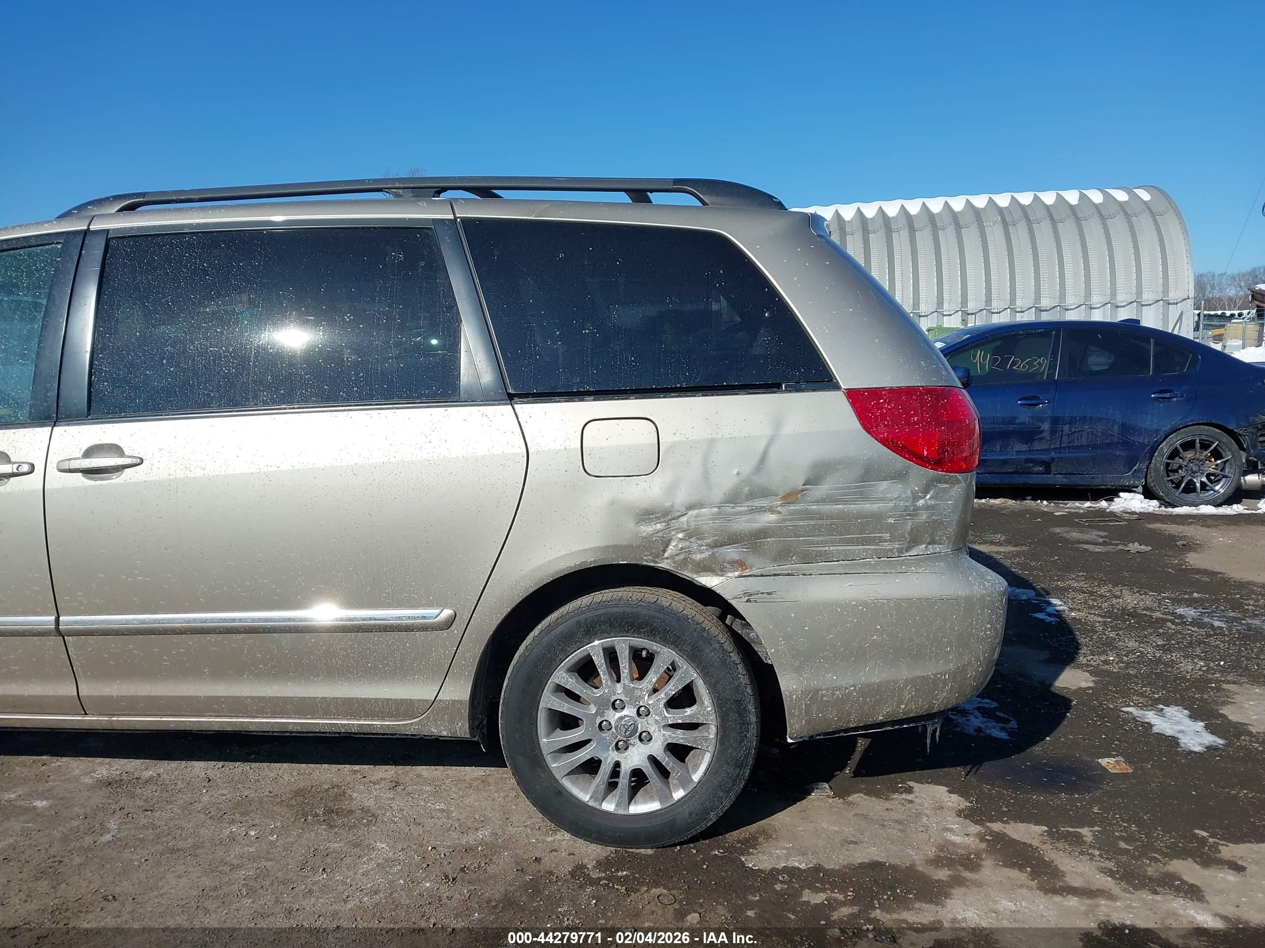 TOYOTA SIENNA image 6