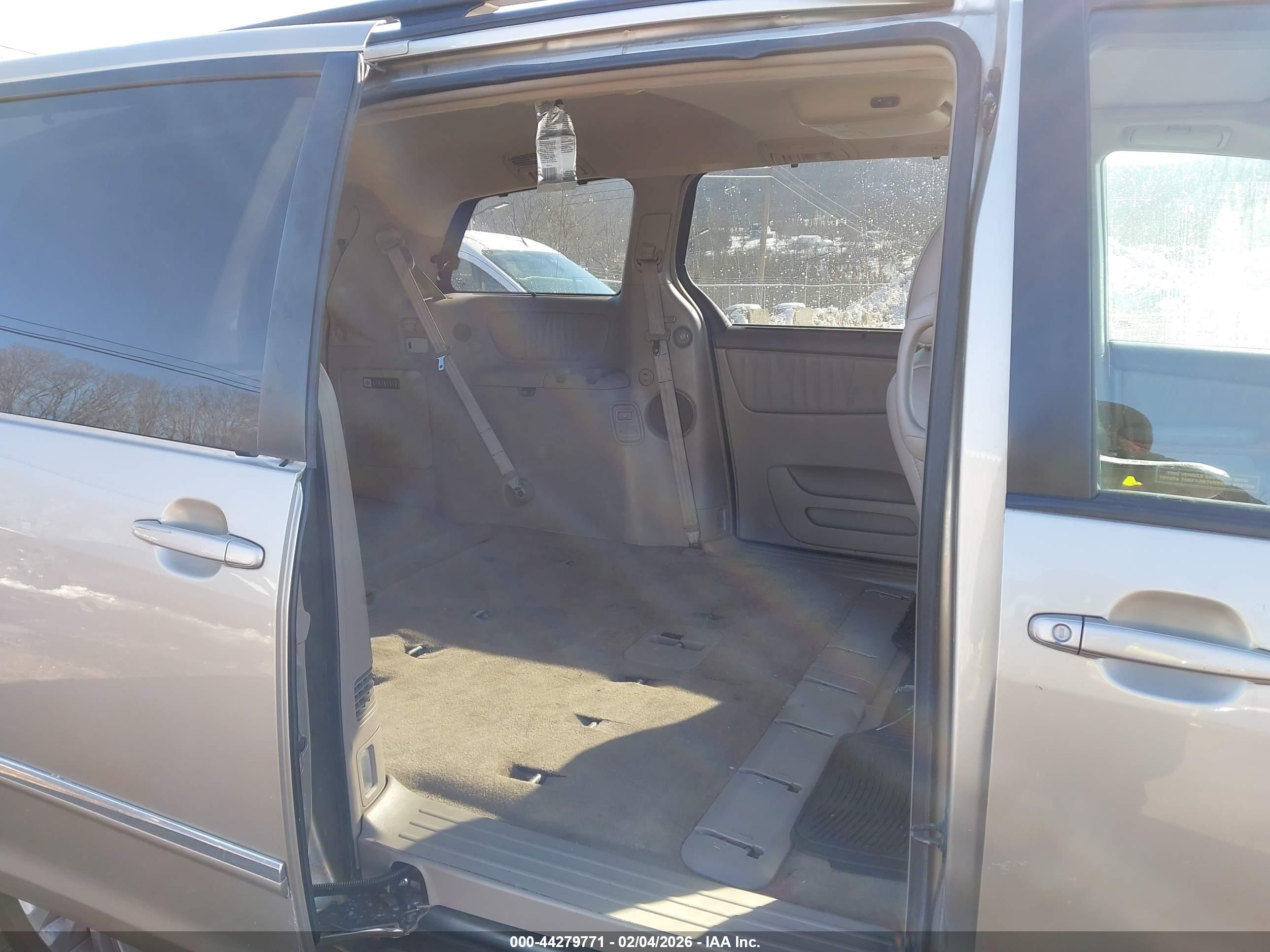 TOYOTA SIENNA image 8