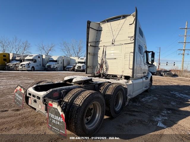VOLVO VNL image 4