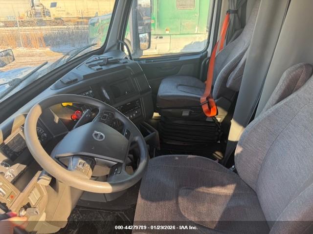 VOLVO VNL image 5