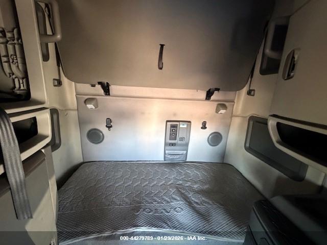VOLVO VNL image 7
