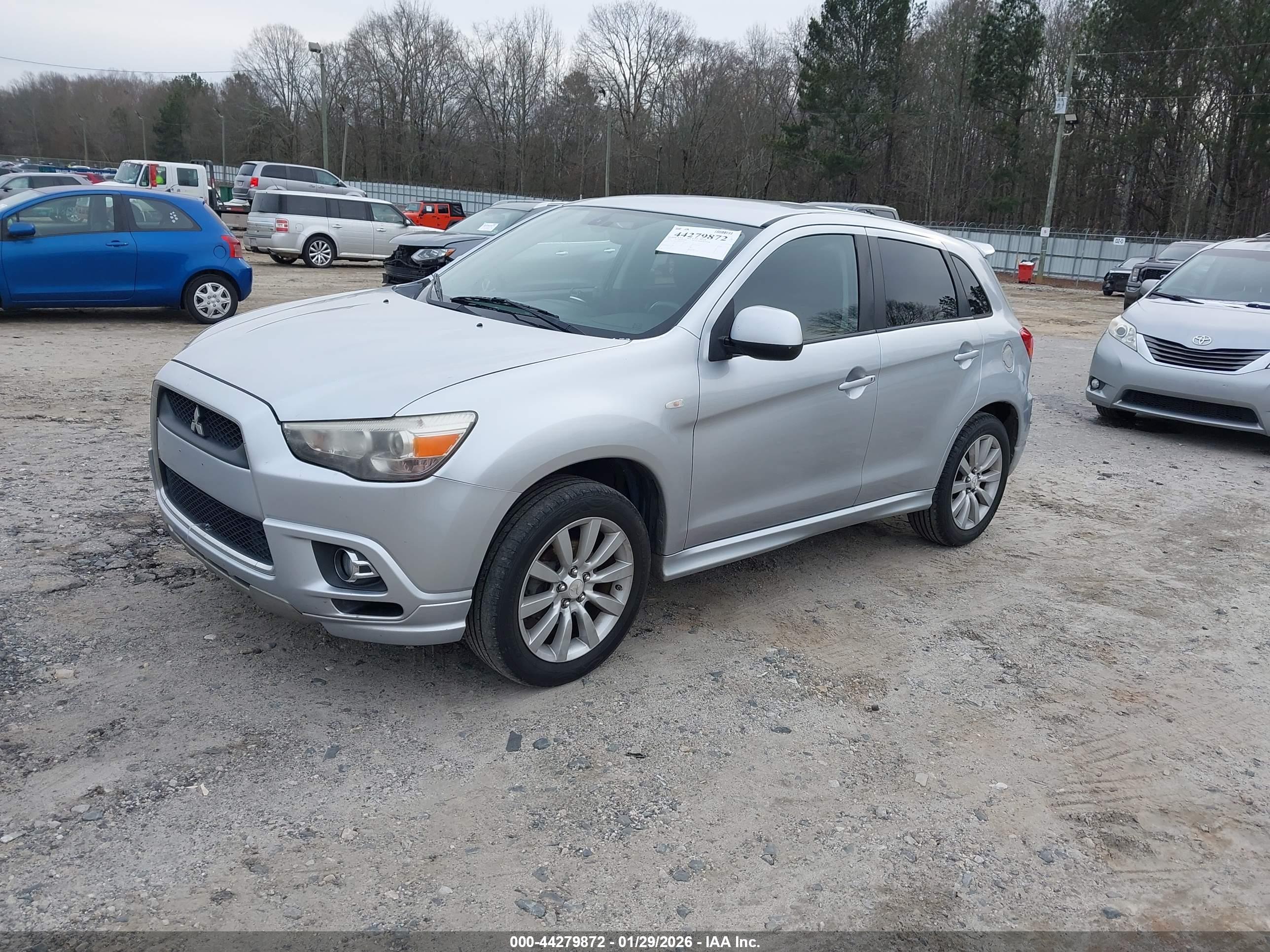 MITSUBISHI OUTLANDER image 2
