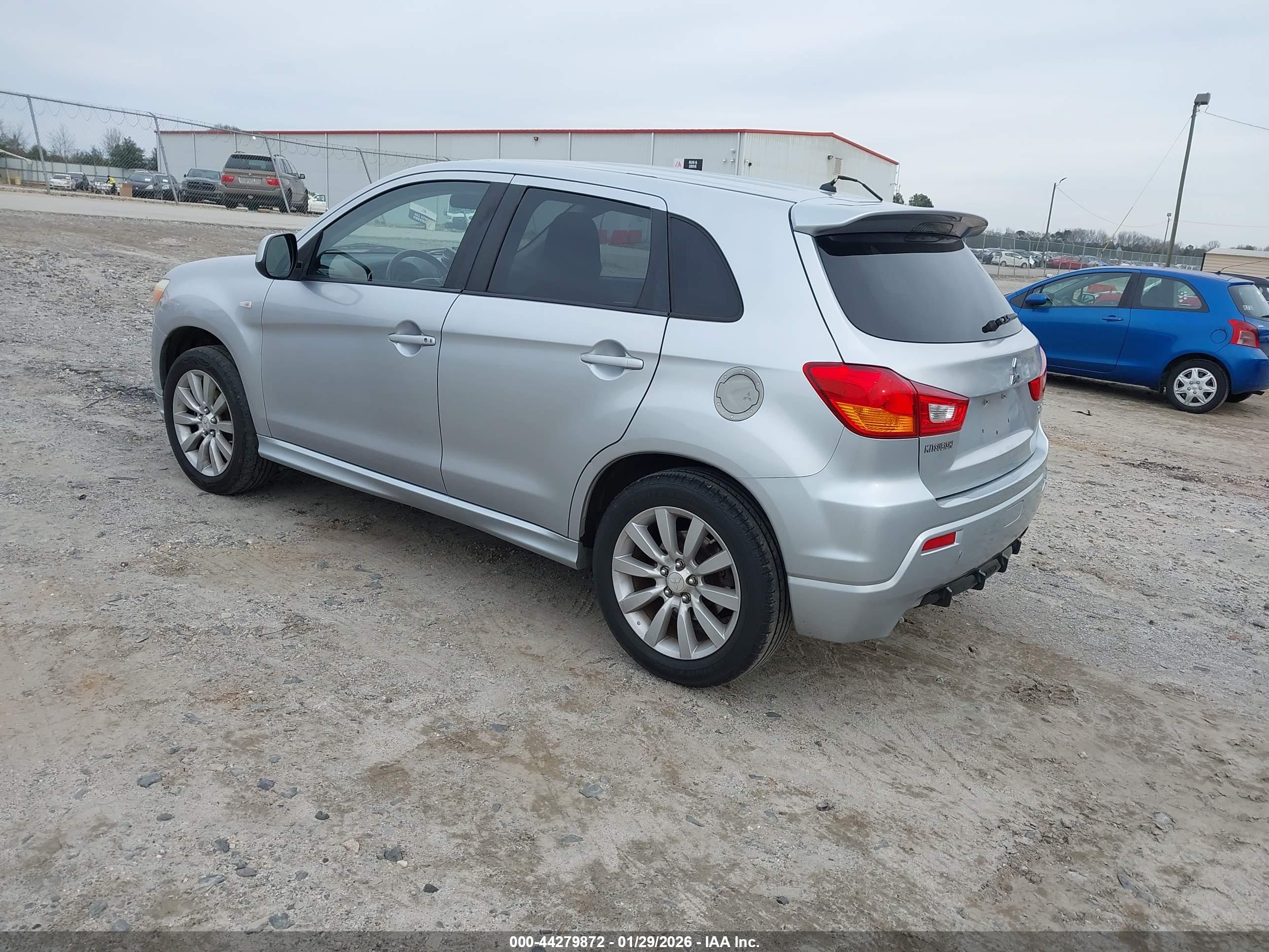 MITSUBISHI OUTLANDER image 3