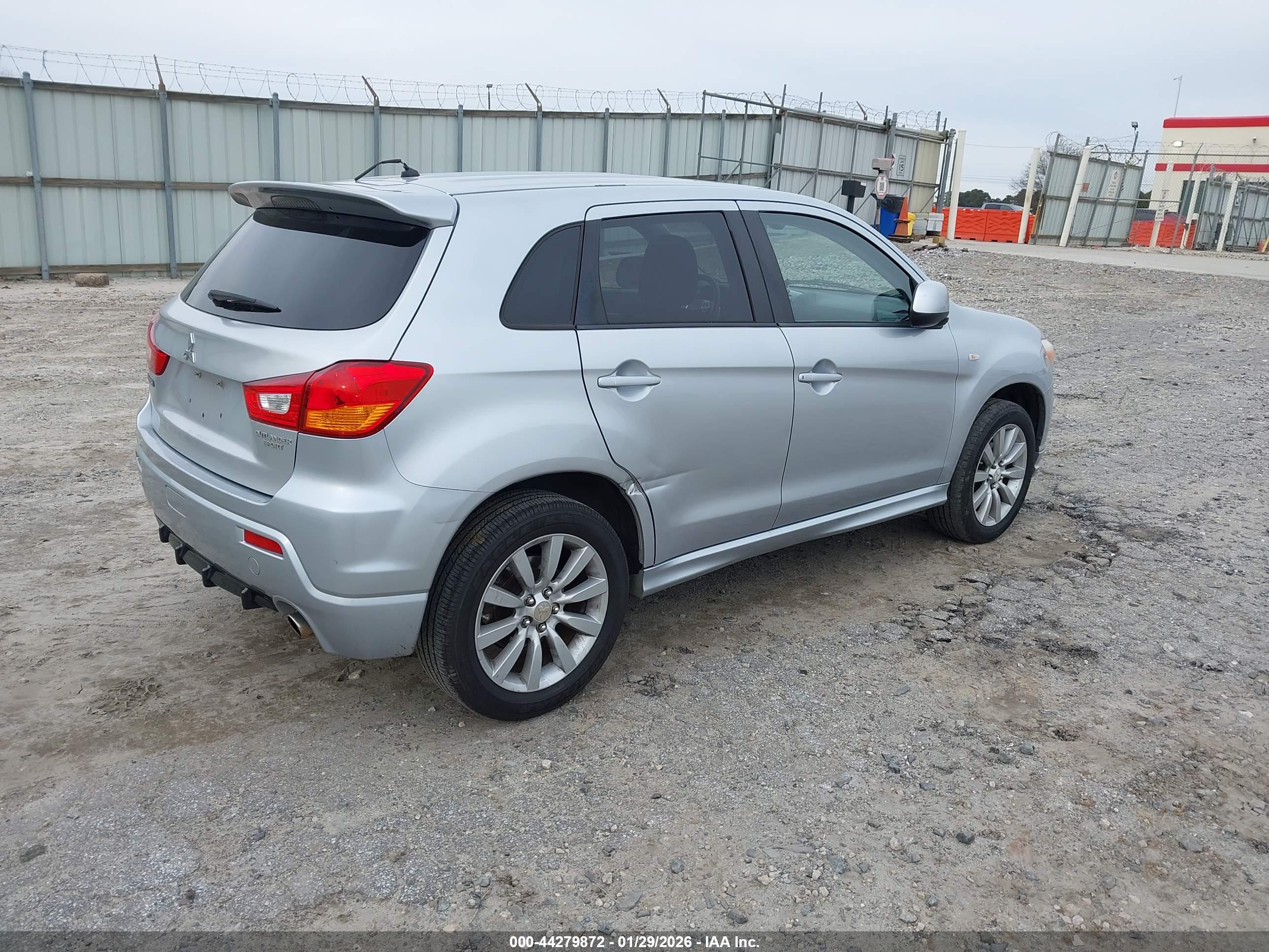 MITSUBISHI OUTLANDER image 4