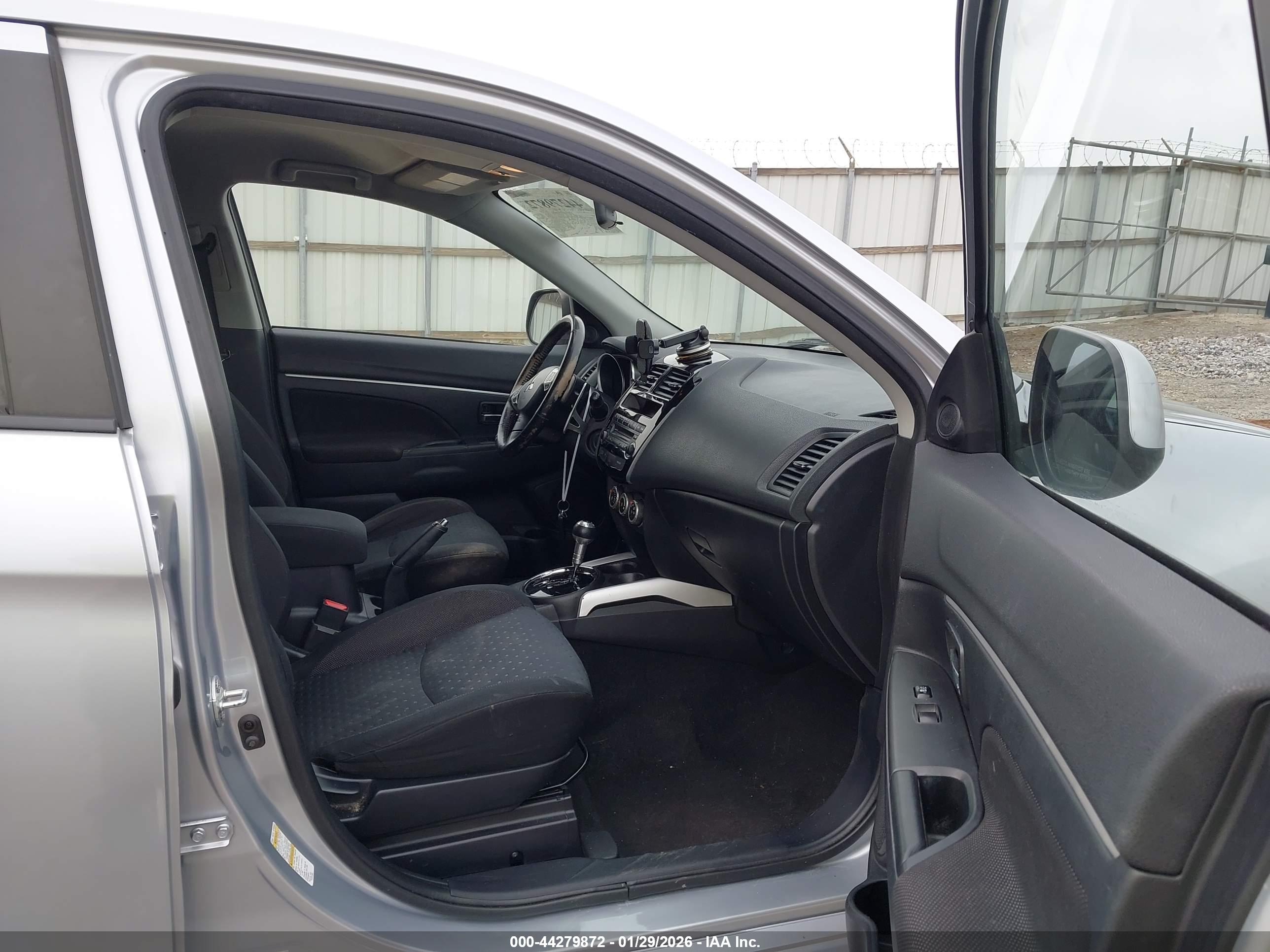 MITSUBISHI OUTLANDER image 5