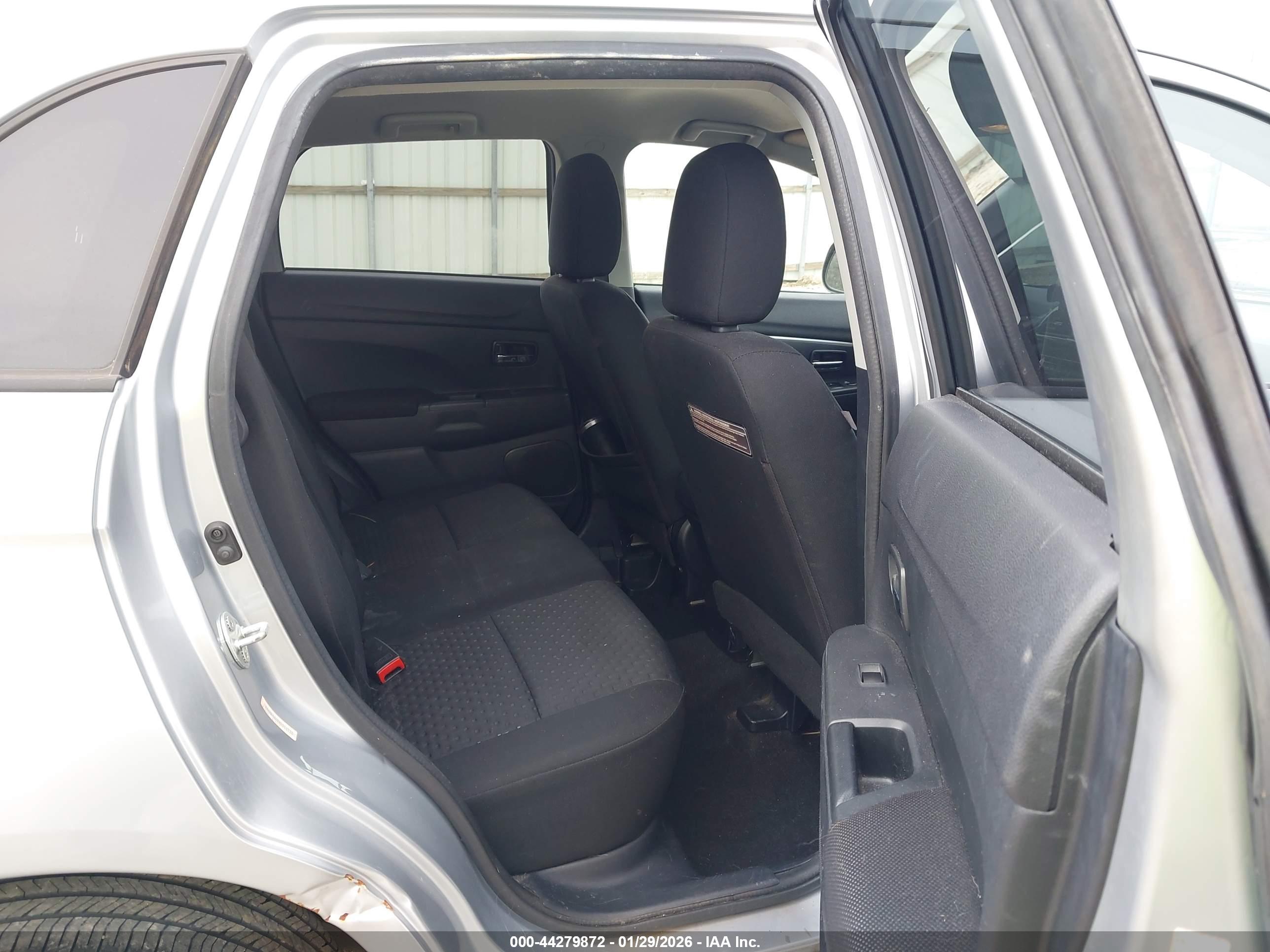 MITSUBISHI OUTLANDER image 8
