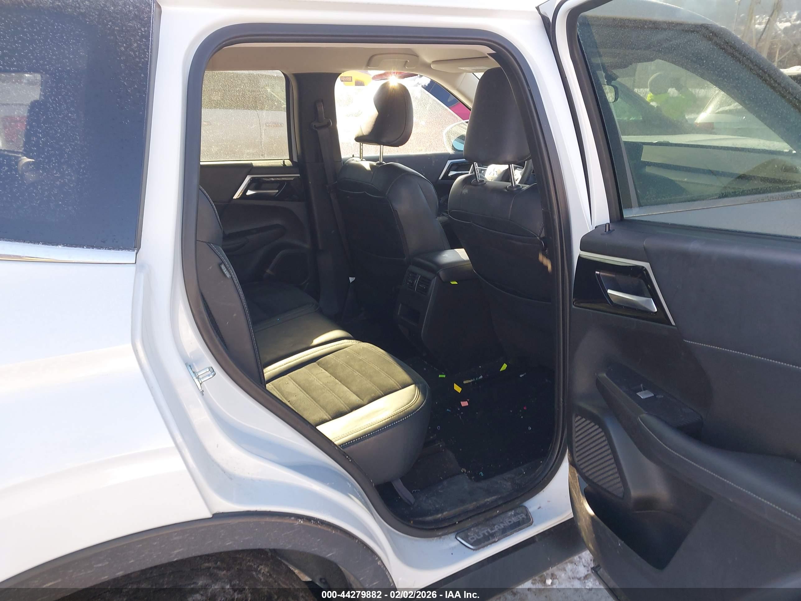MITSUBISHI OUTLANDER image 8