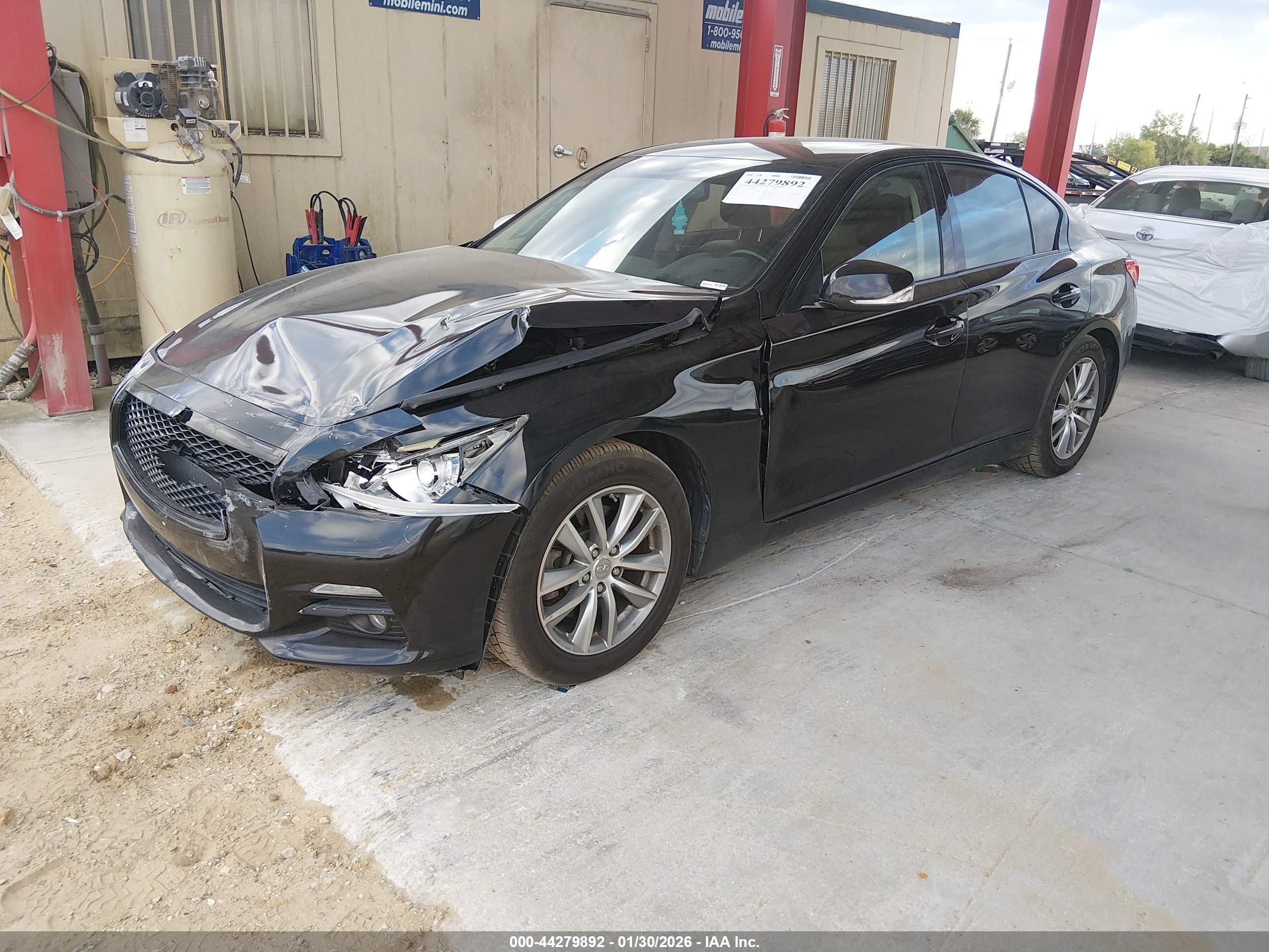 INFINITI Q50 image 2