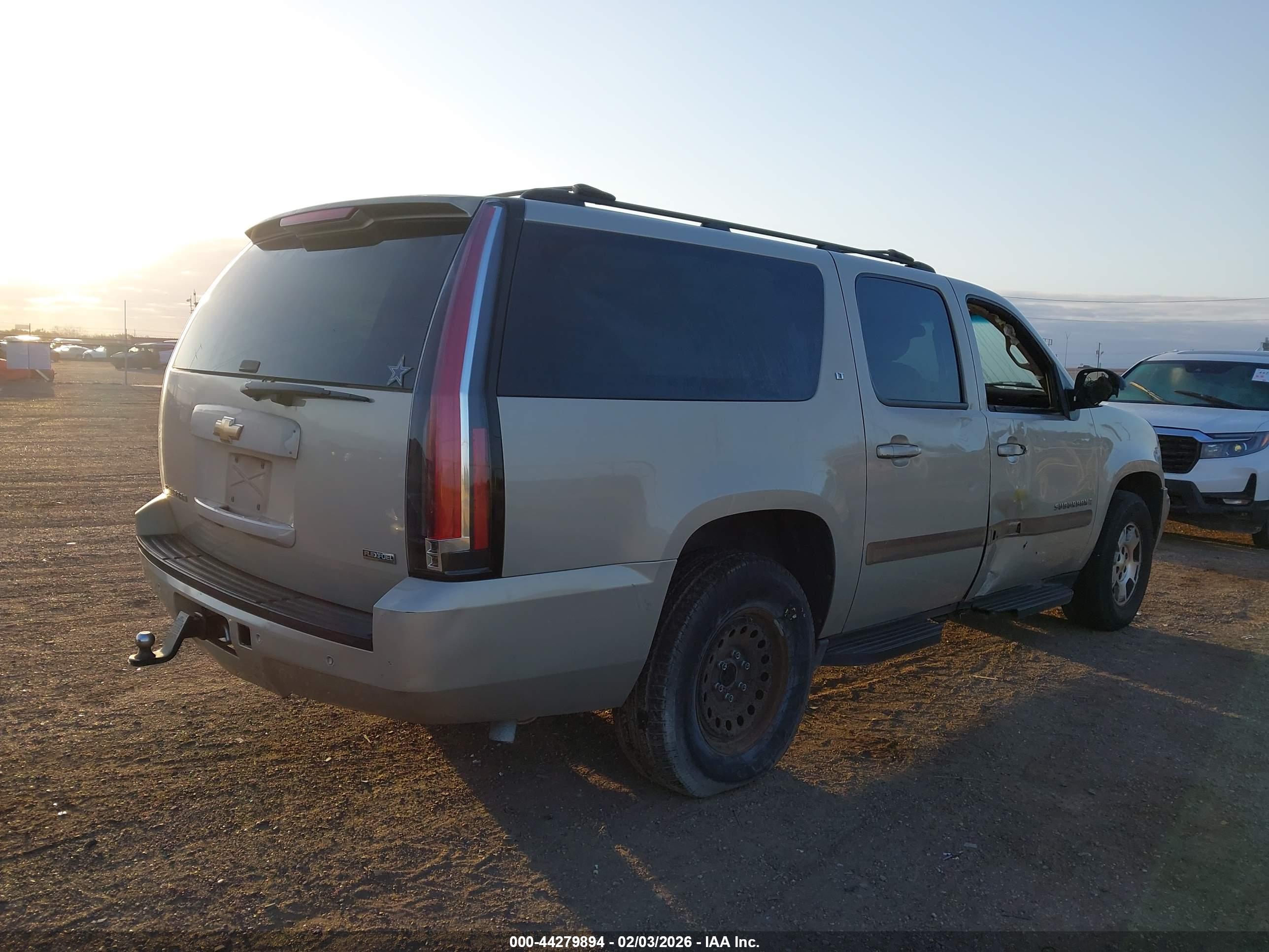 CHEVROLET SUBURBAN image 4