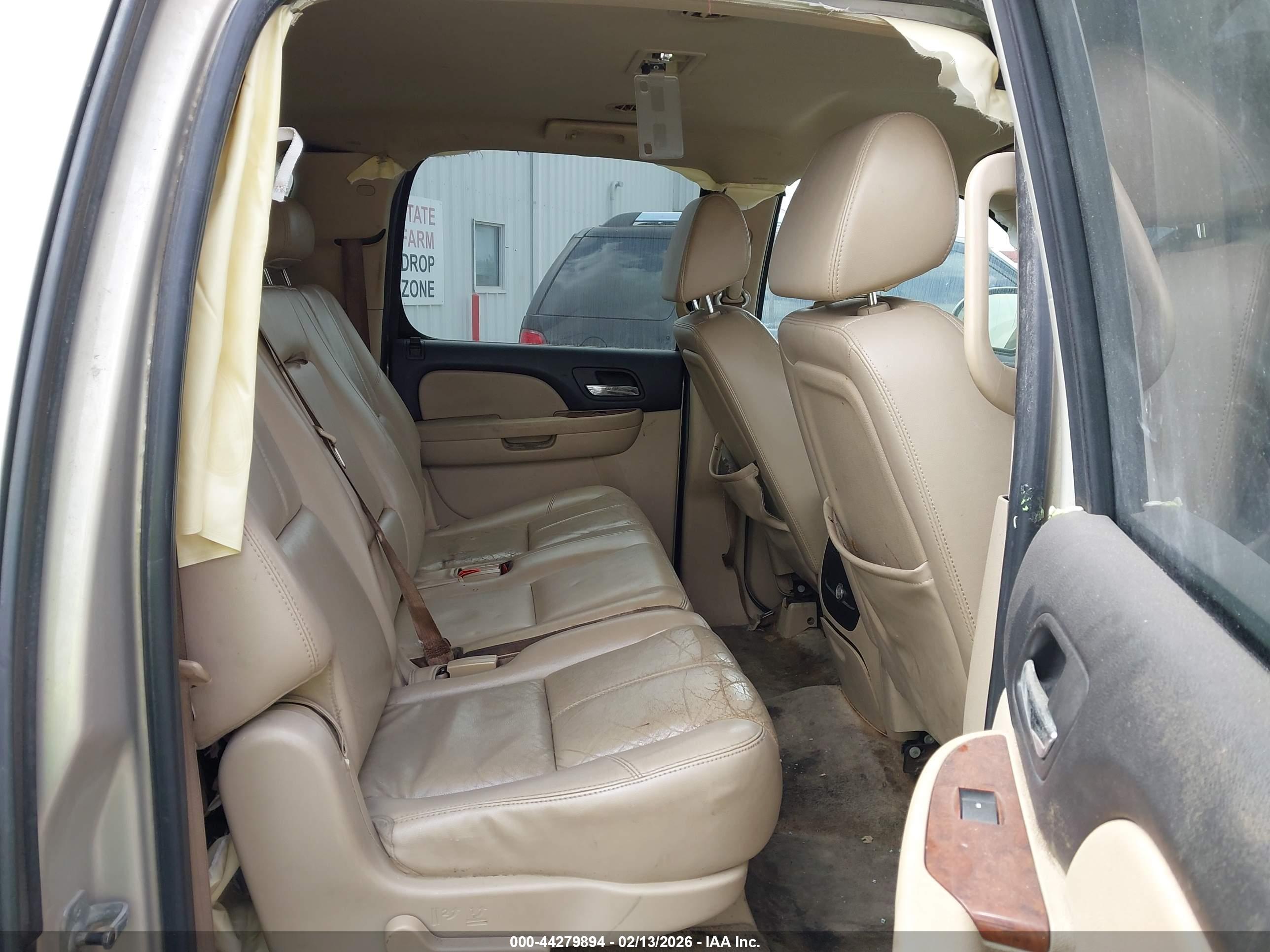 CHEVROLET SUBURBAN image 8