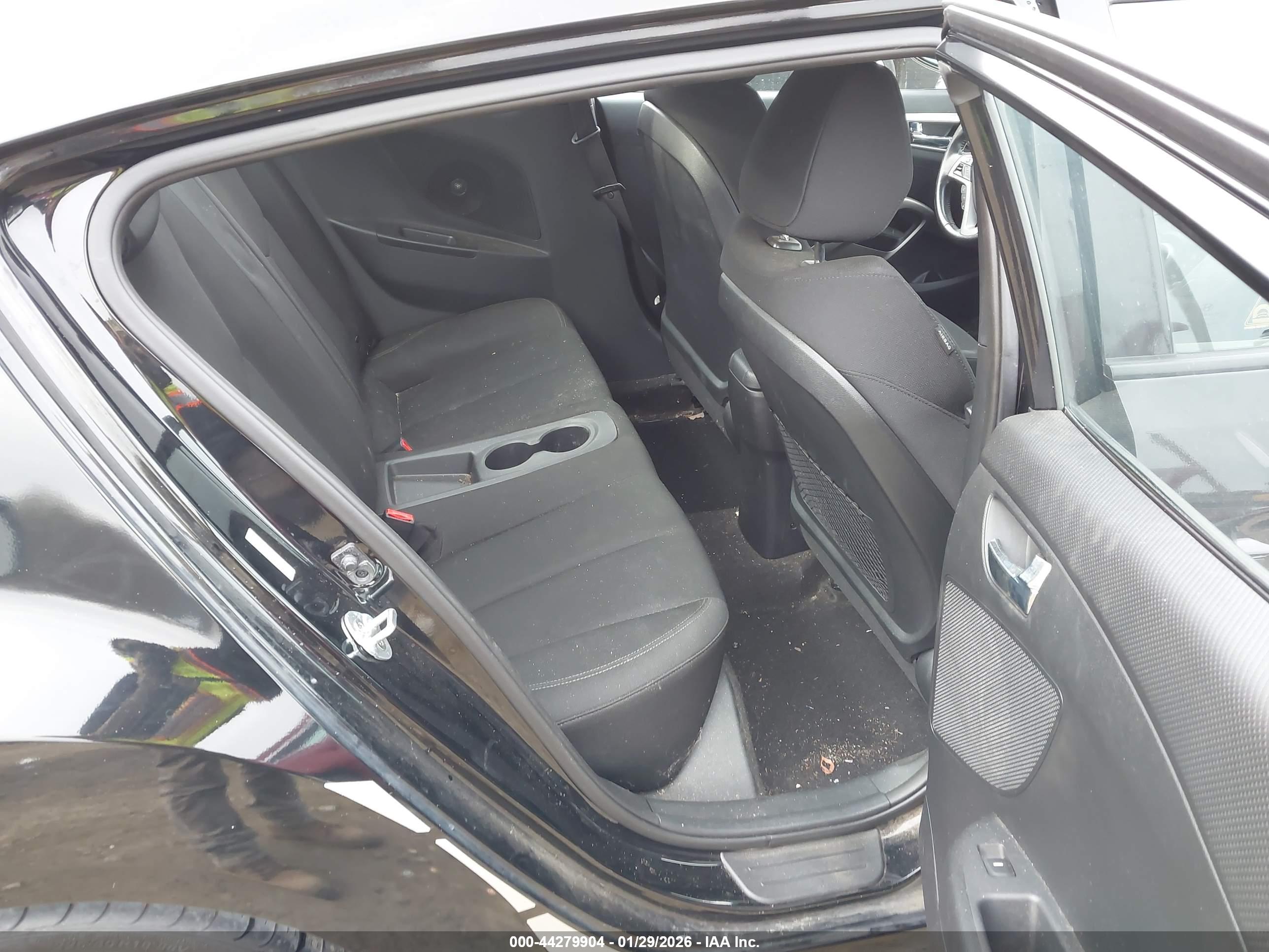 HYUNDAI VELOSTER image 8