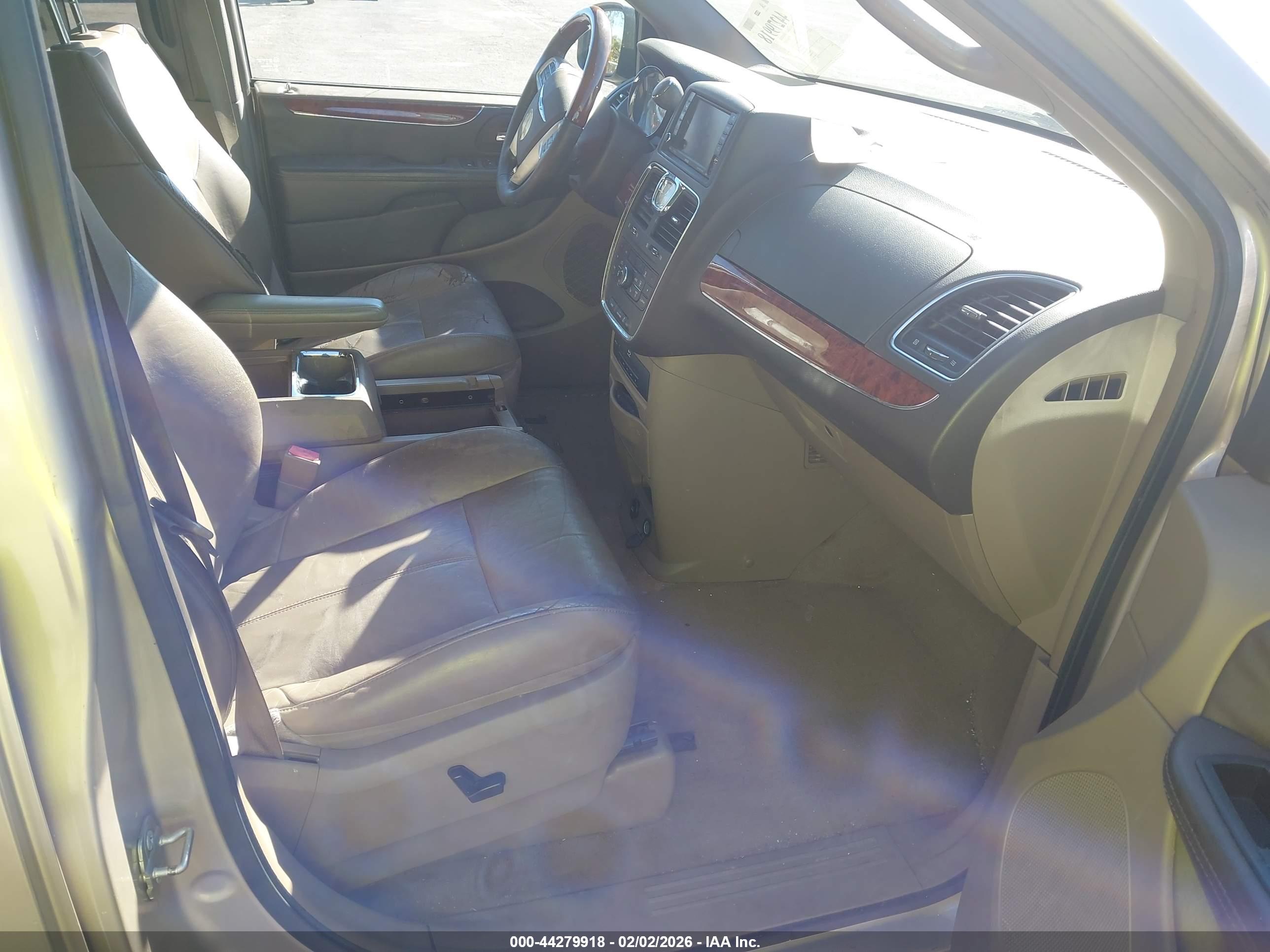 CHRYSLER TOWN image 5