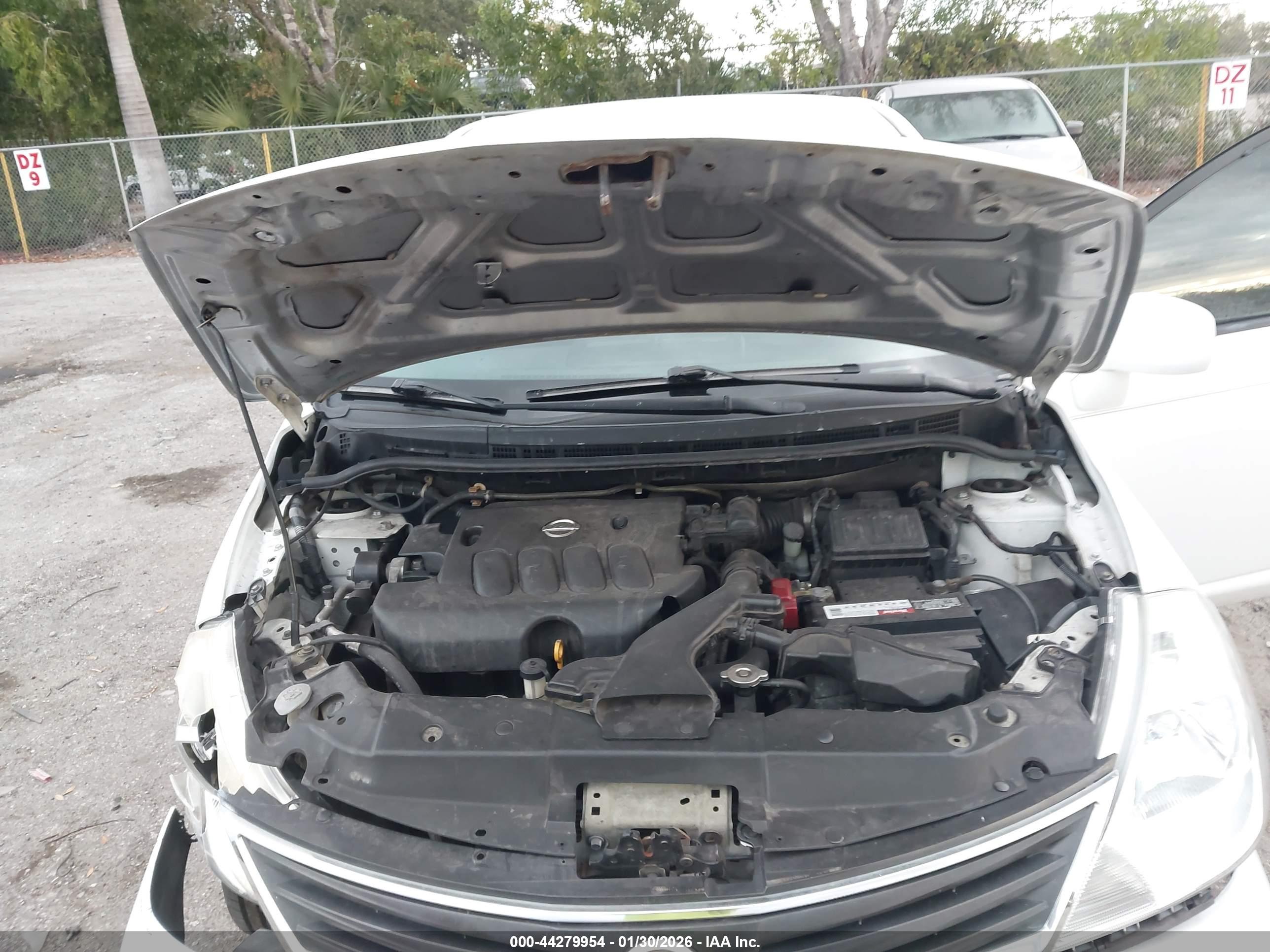 NISSAN VERSA image 10