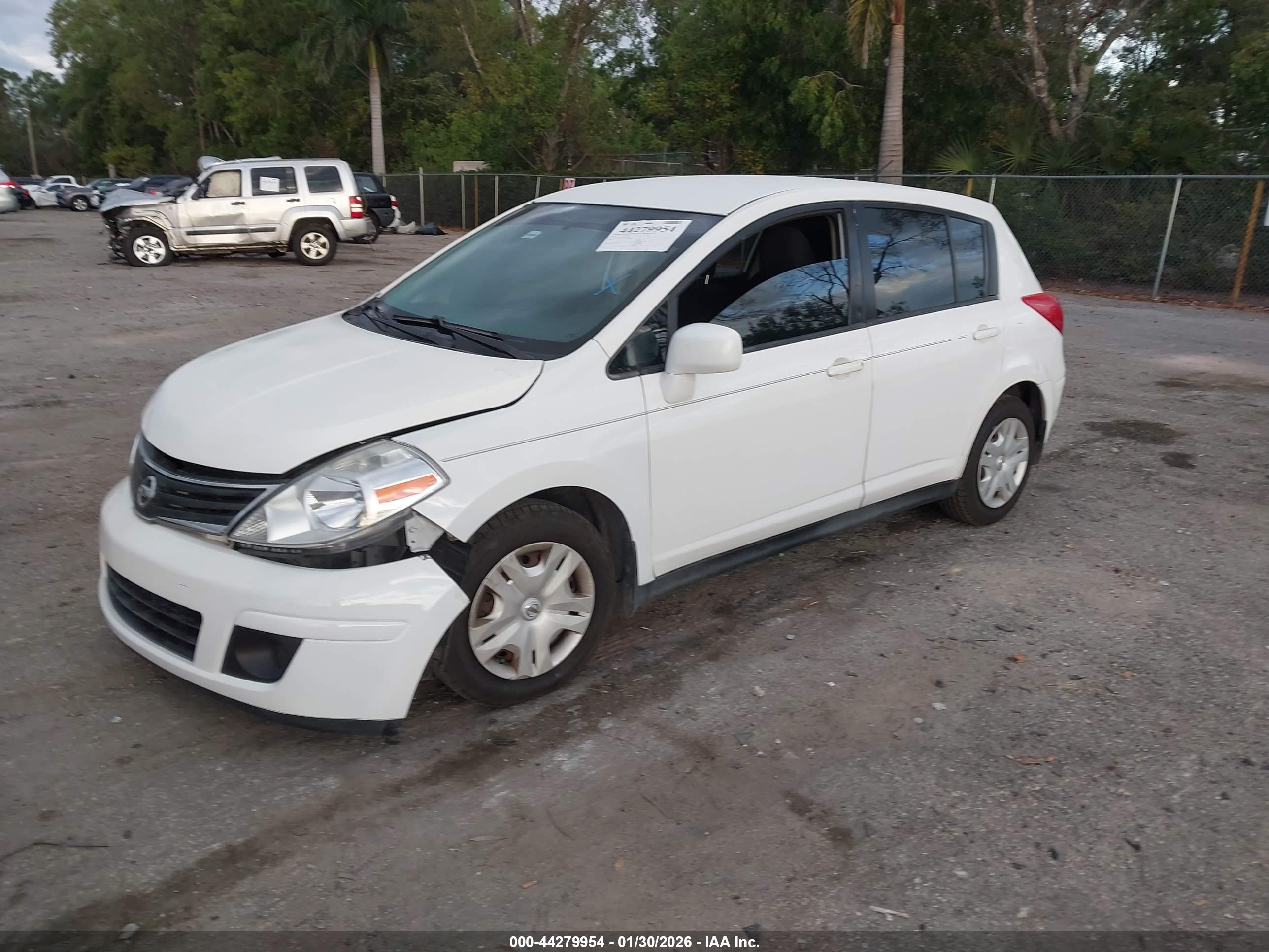 NISSAN VERSA image 2