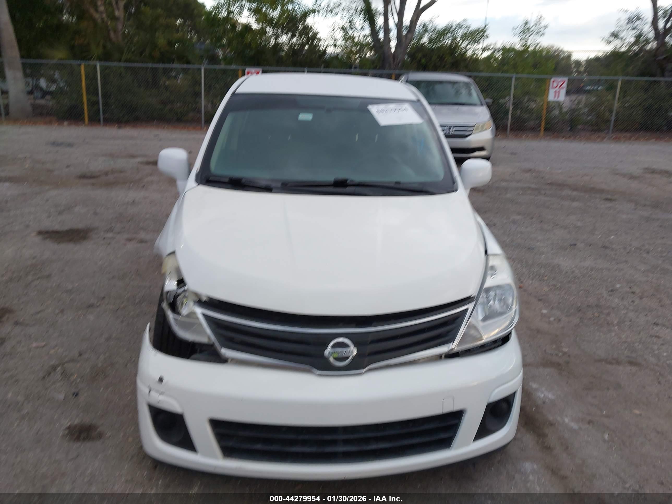 NISSAN VERSA image 6