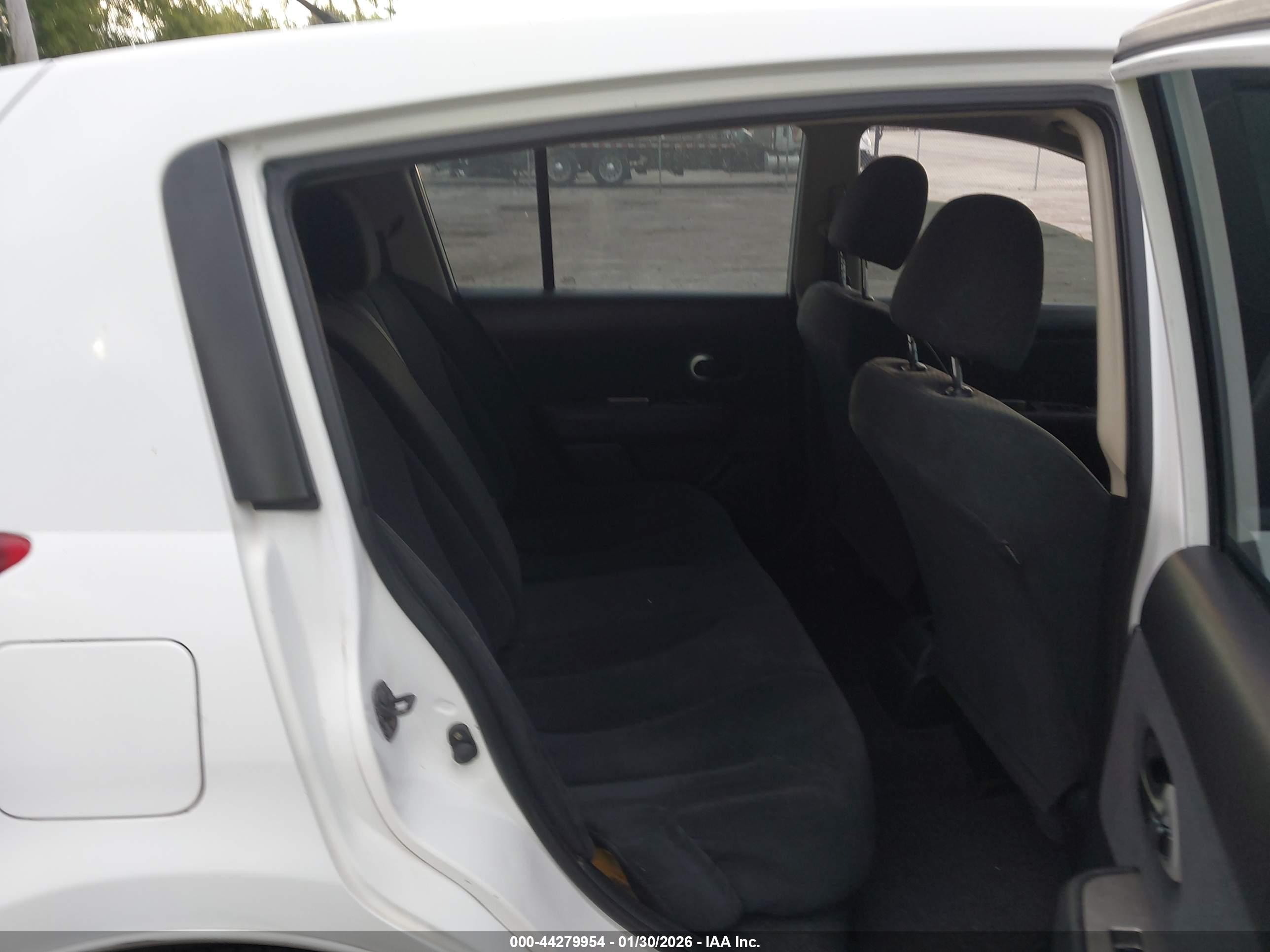 NISSAN VERSA image 8