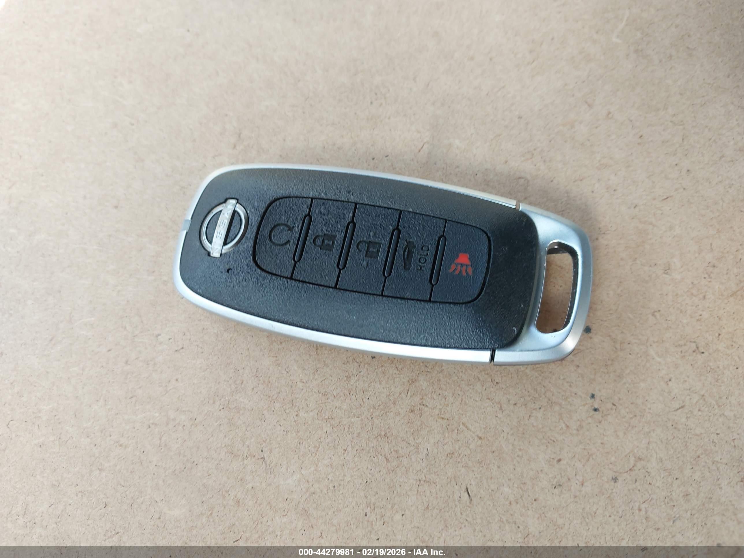 NISSAN VERSA image 11