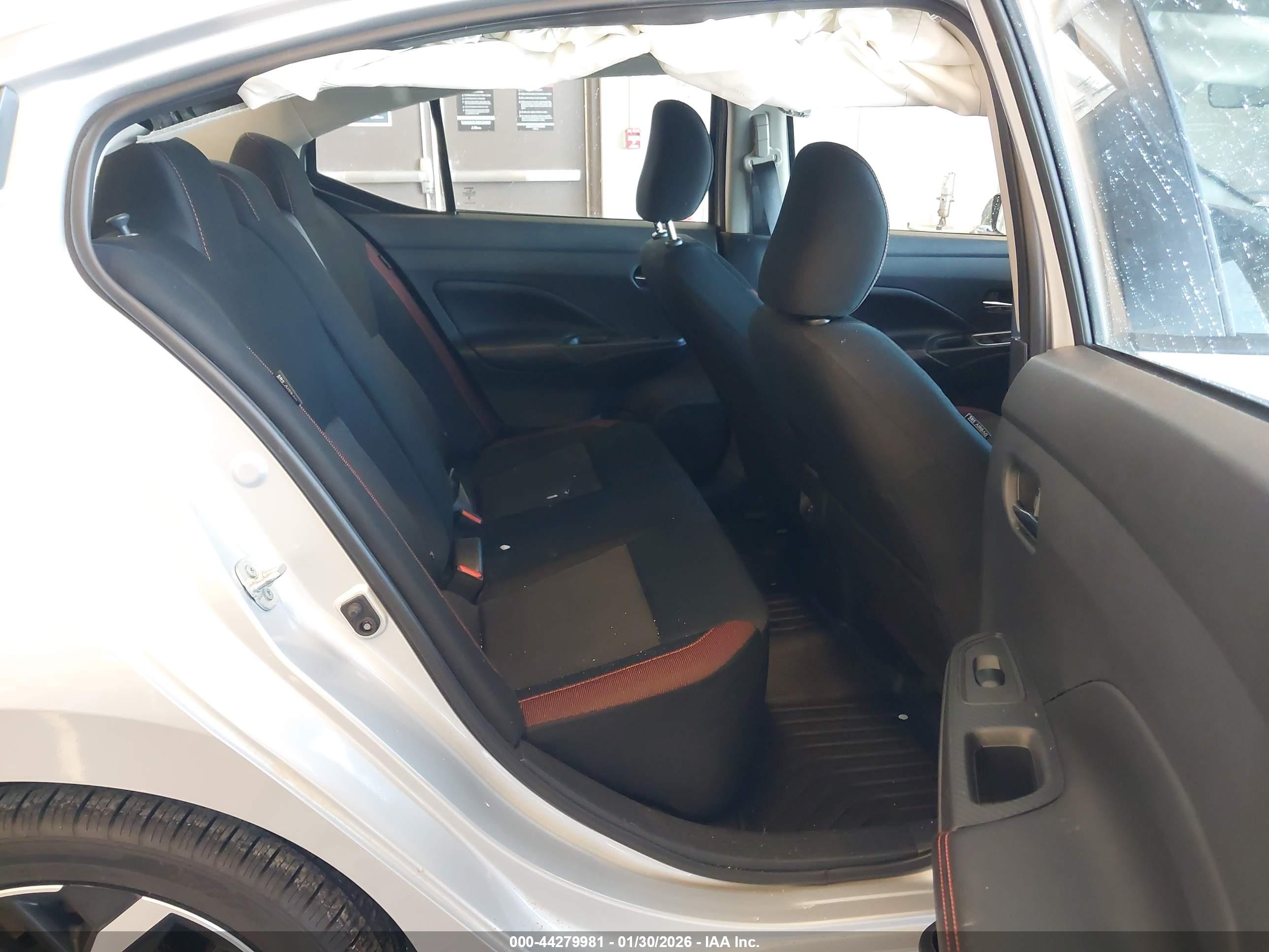 NISSAN VERSA image 8