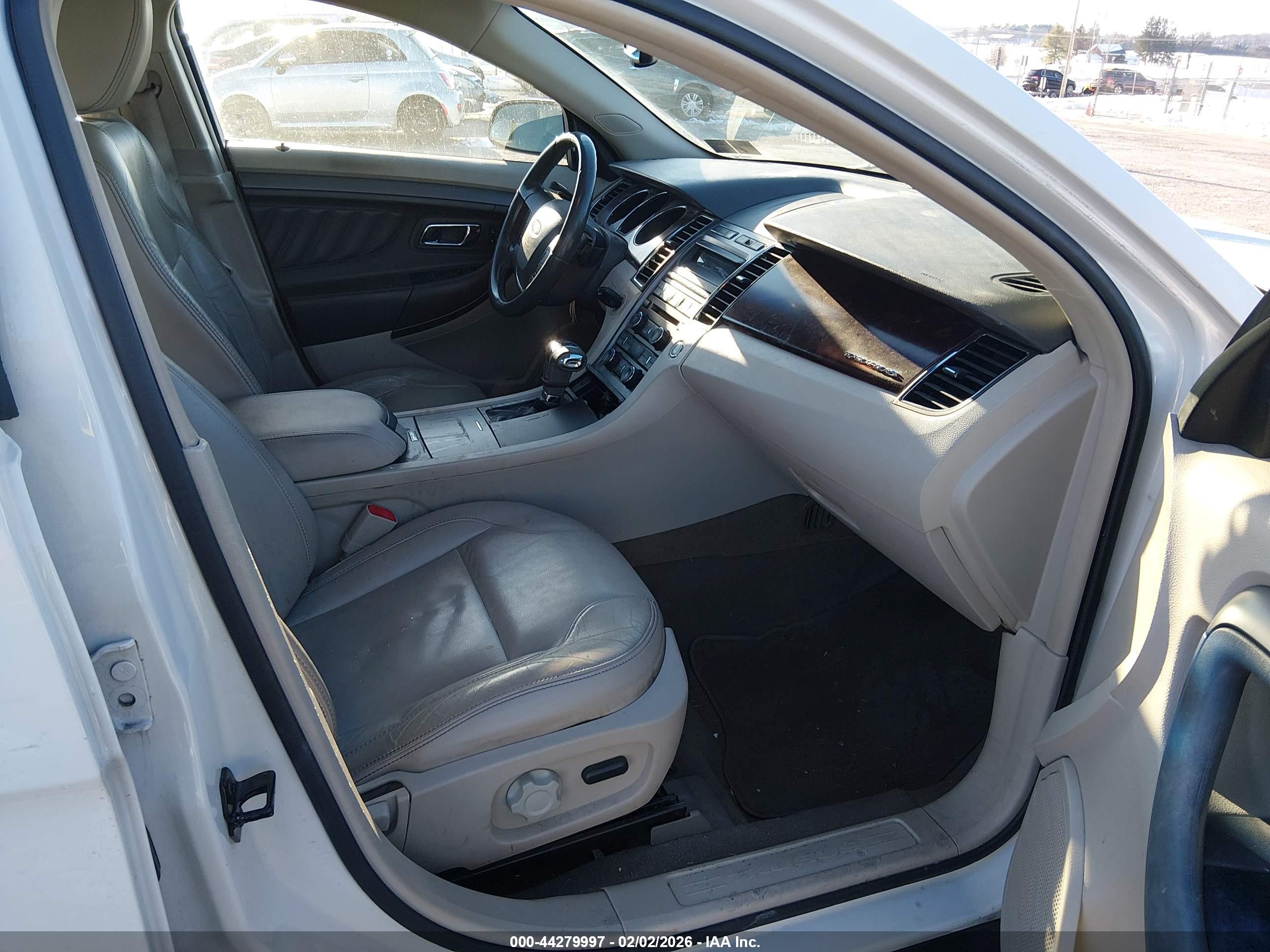 FORD TAURUS image 5