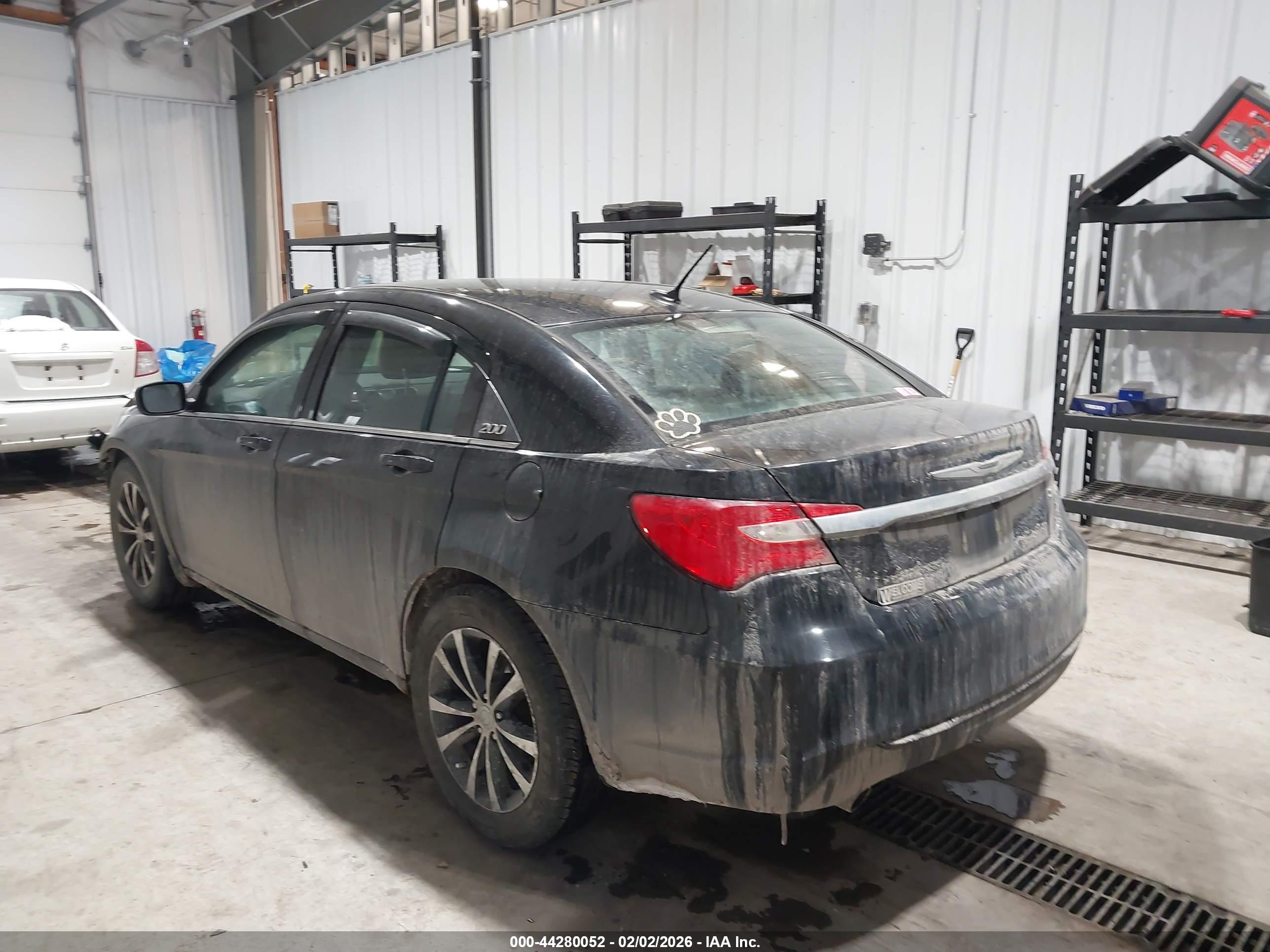 CHRYSLER 200 image 3