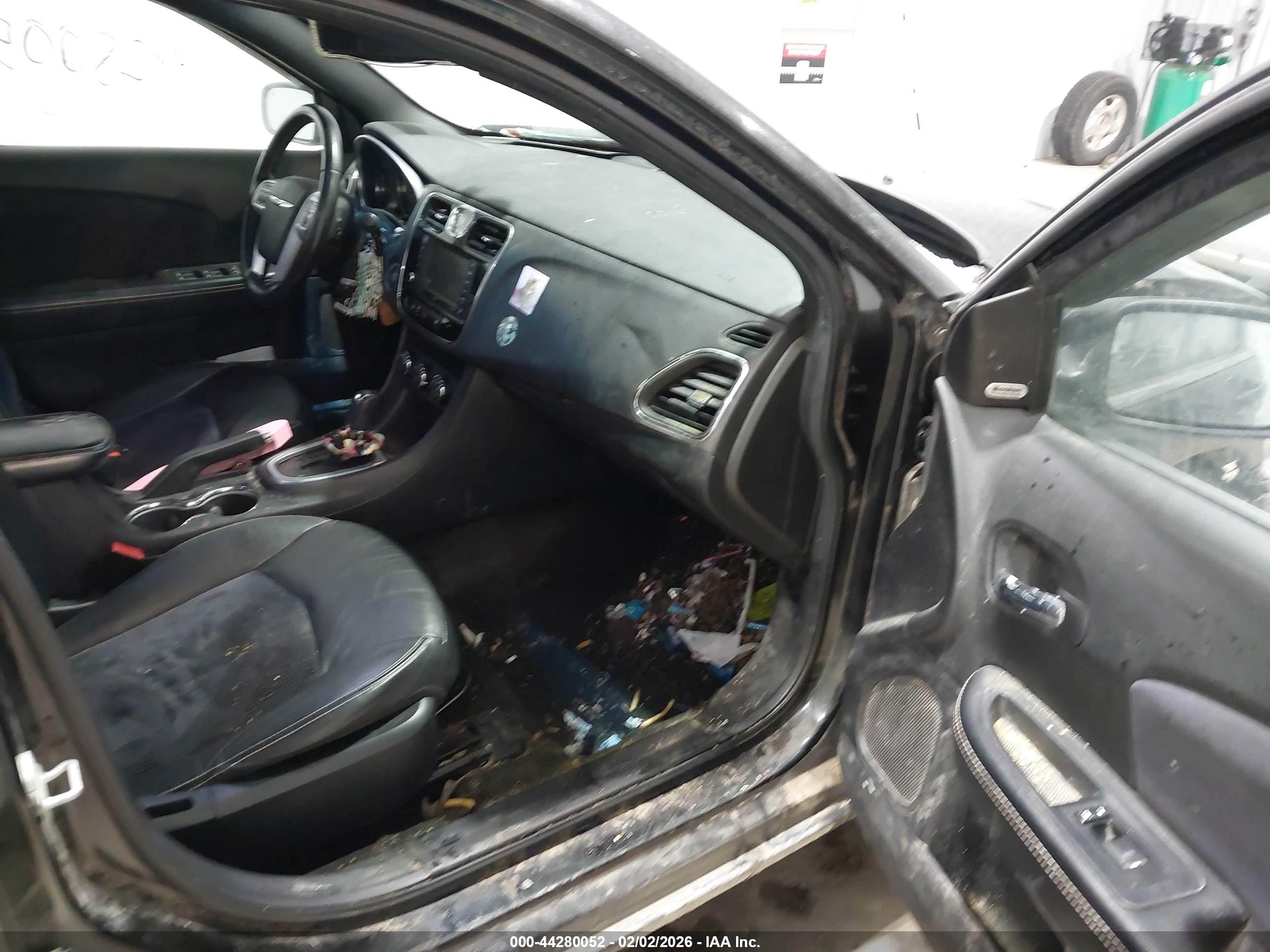 CHRYSLER 200 image 5