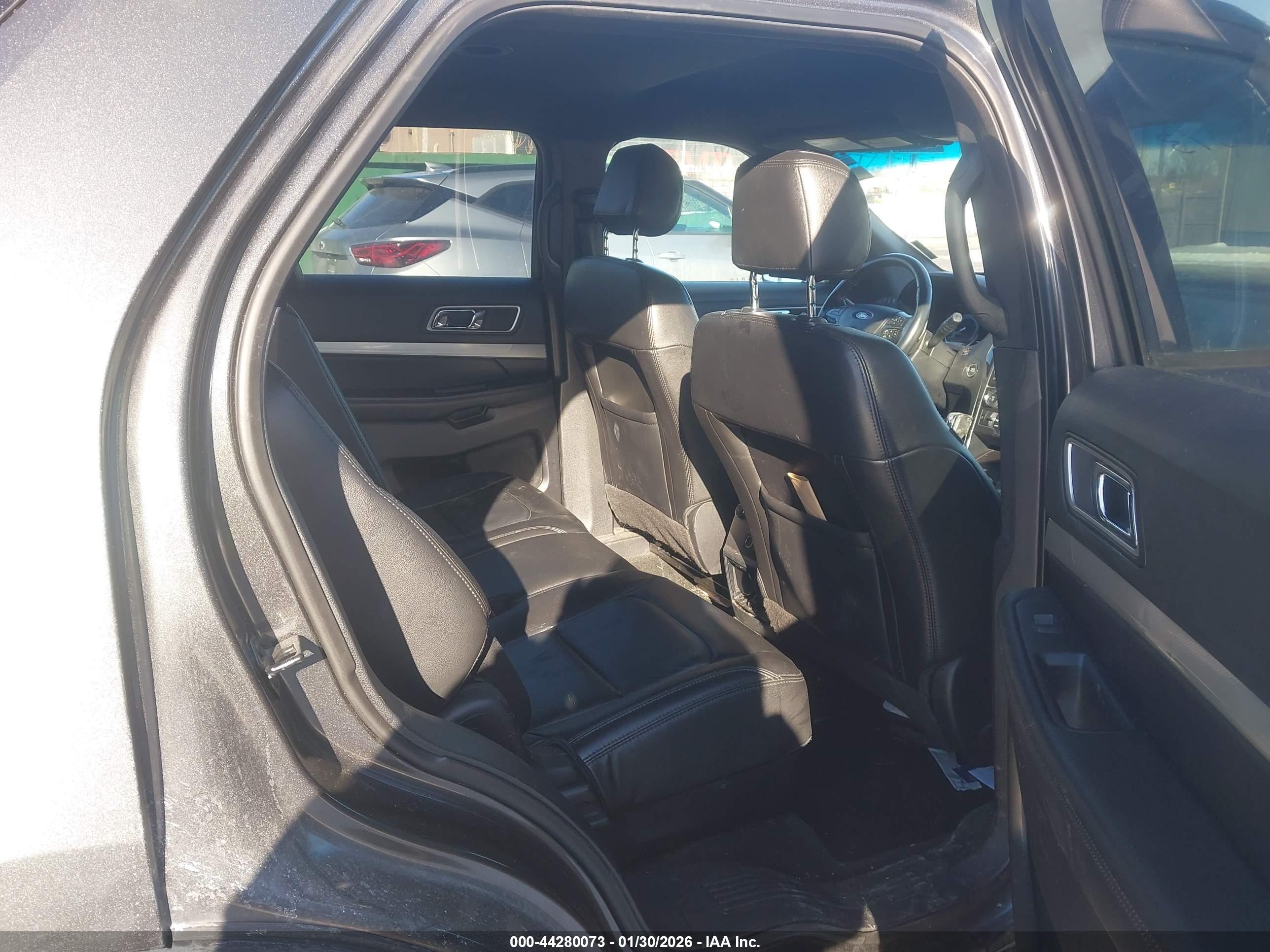 FORD EXPLORER image 8