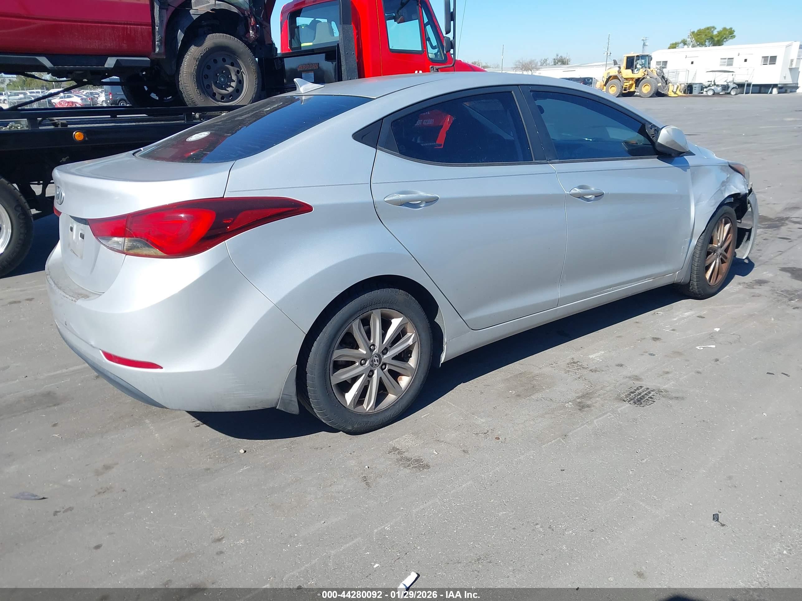 HYUNDAI ELANTRA image 4