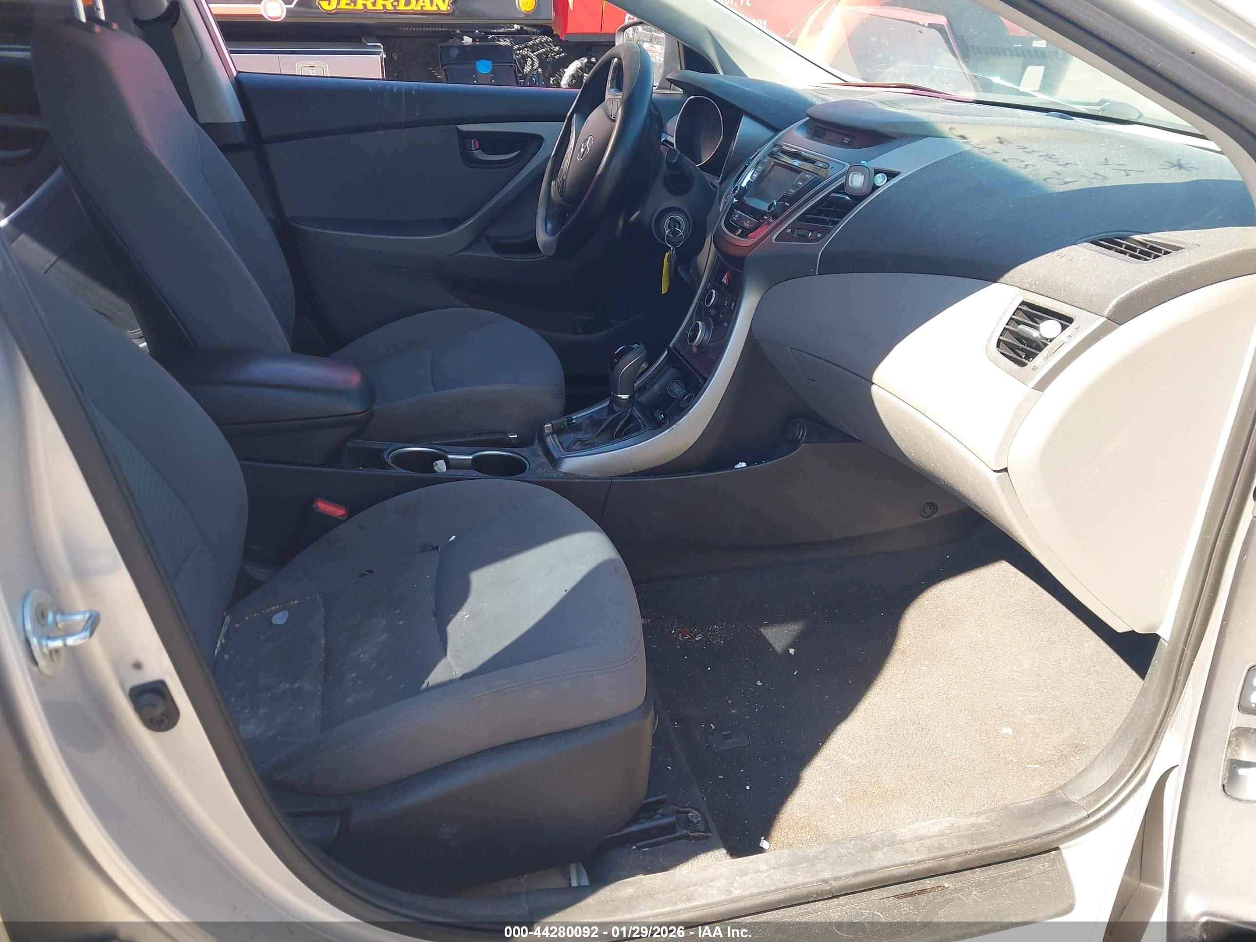HYUNDAI ELANTRA image 5
