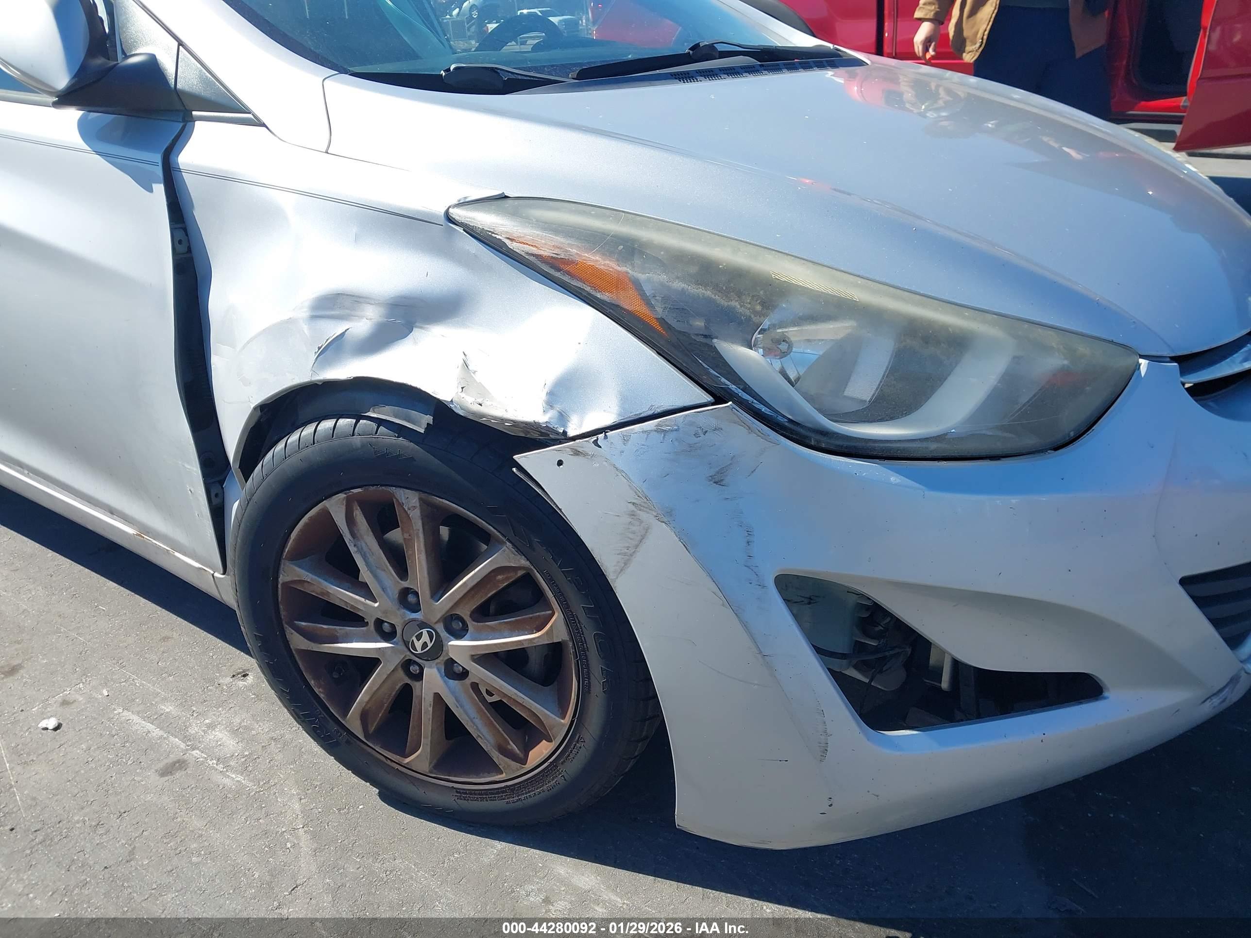 HYUNDAI ELANTRA image 6