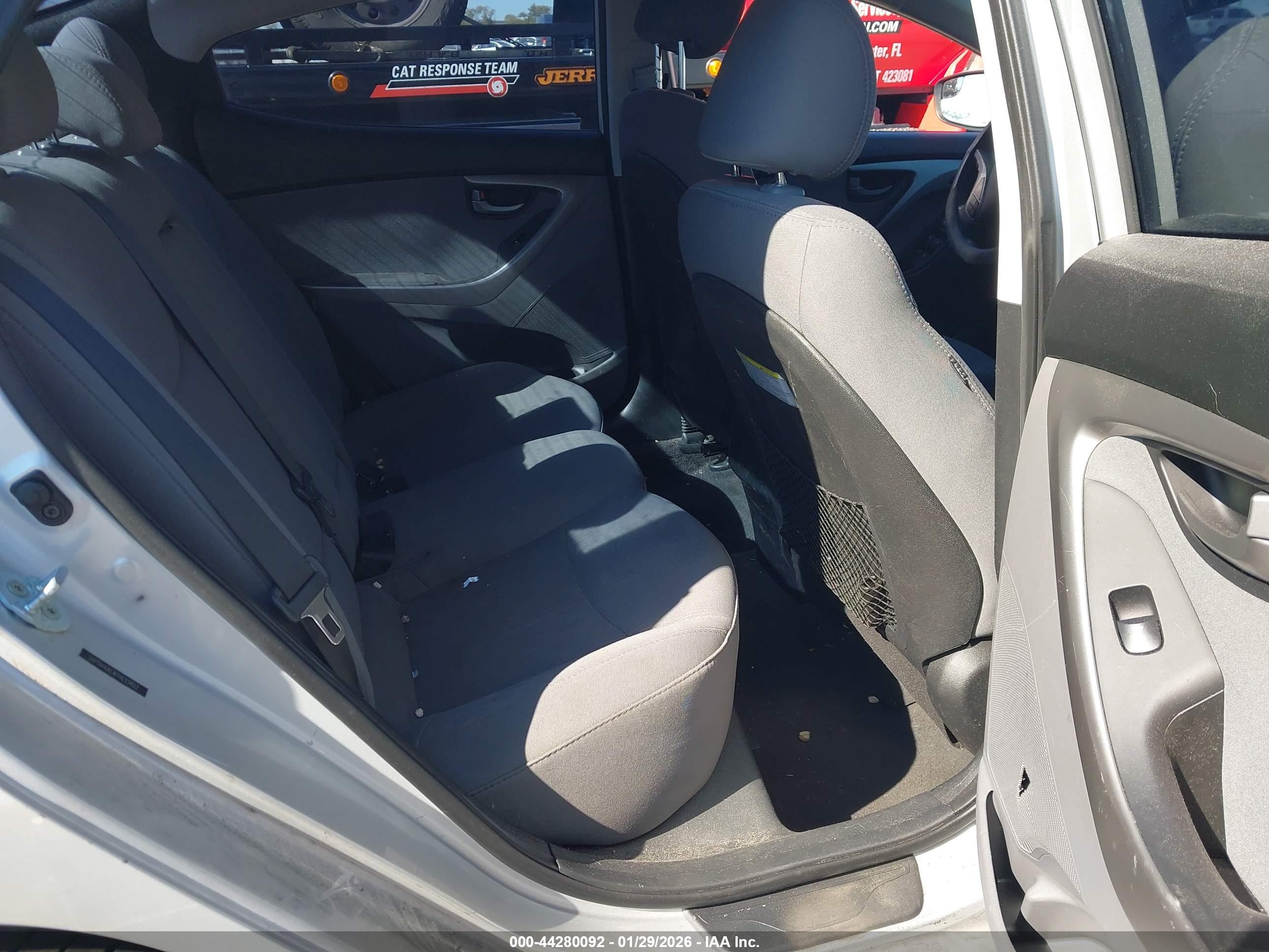 HYUNDAI ELANTRA image 8
